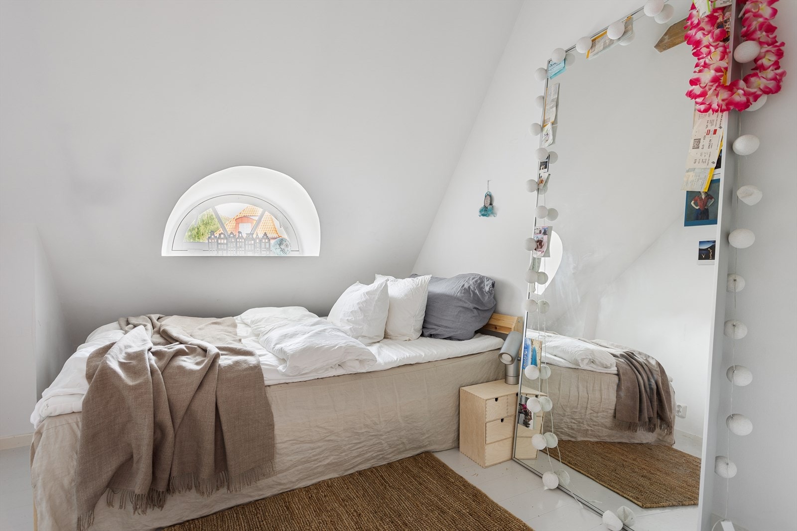 Soverom med plass til seng, garderobe og øvrig innredning. Galleribilde