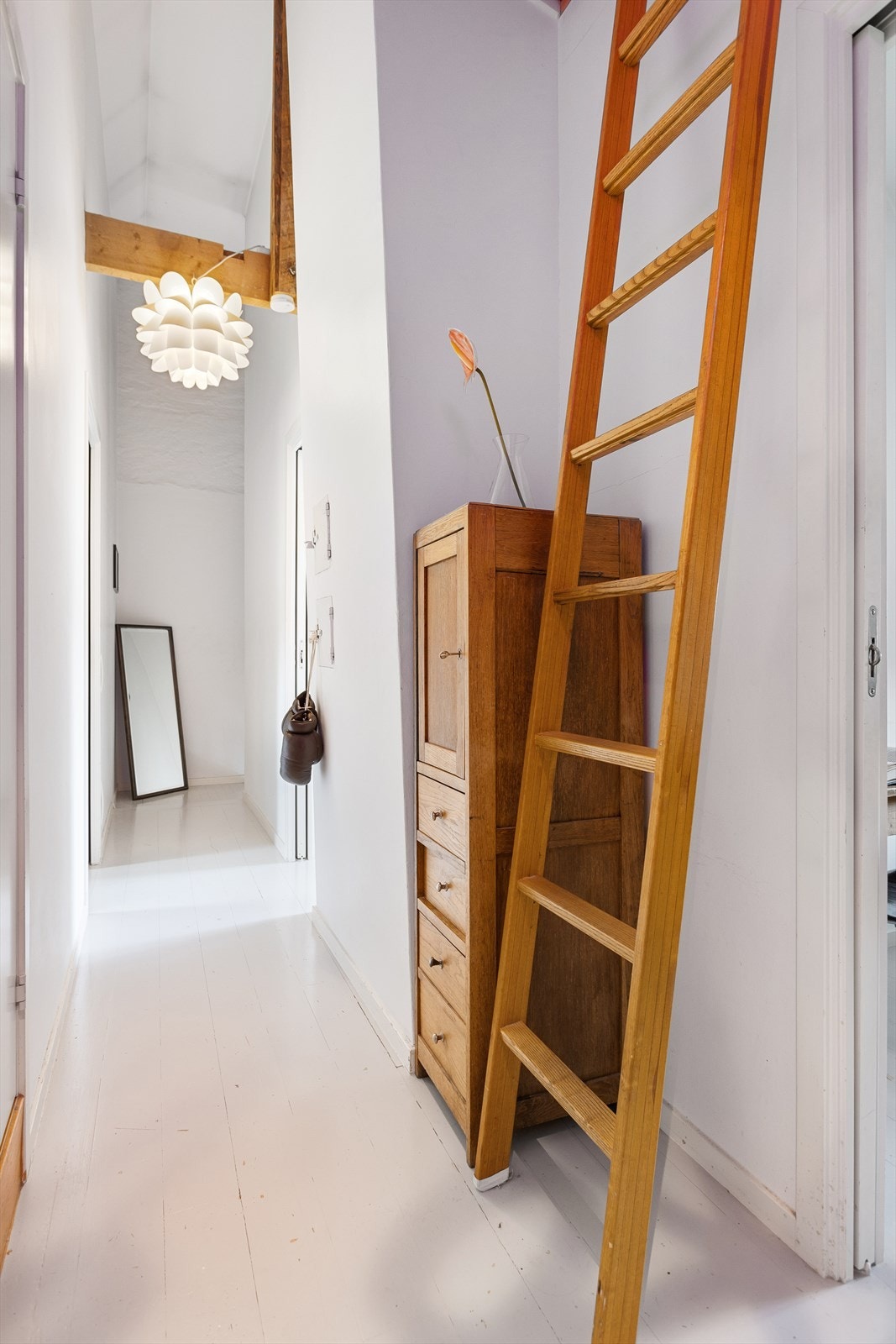 I mellomgangen på loftet er det tilgang til hemsløsning med lagringsmuligheter. Galleribilde