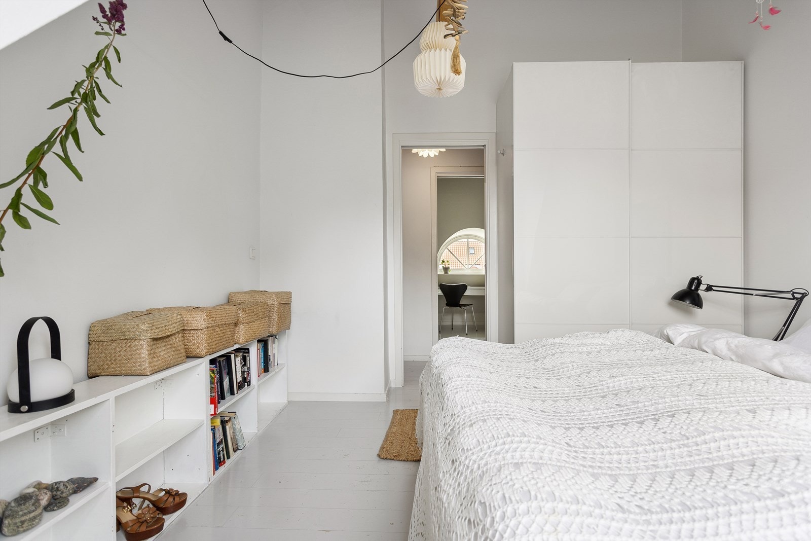 Det er plass til dobbeltseng med tilhørende møblement, samt garderobeløsning og øvrig oppbevaringsmuligheter. Galleribilde