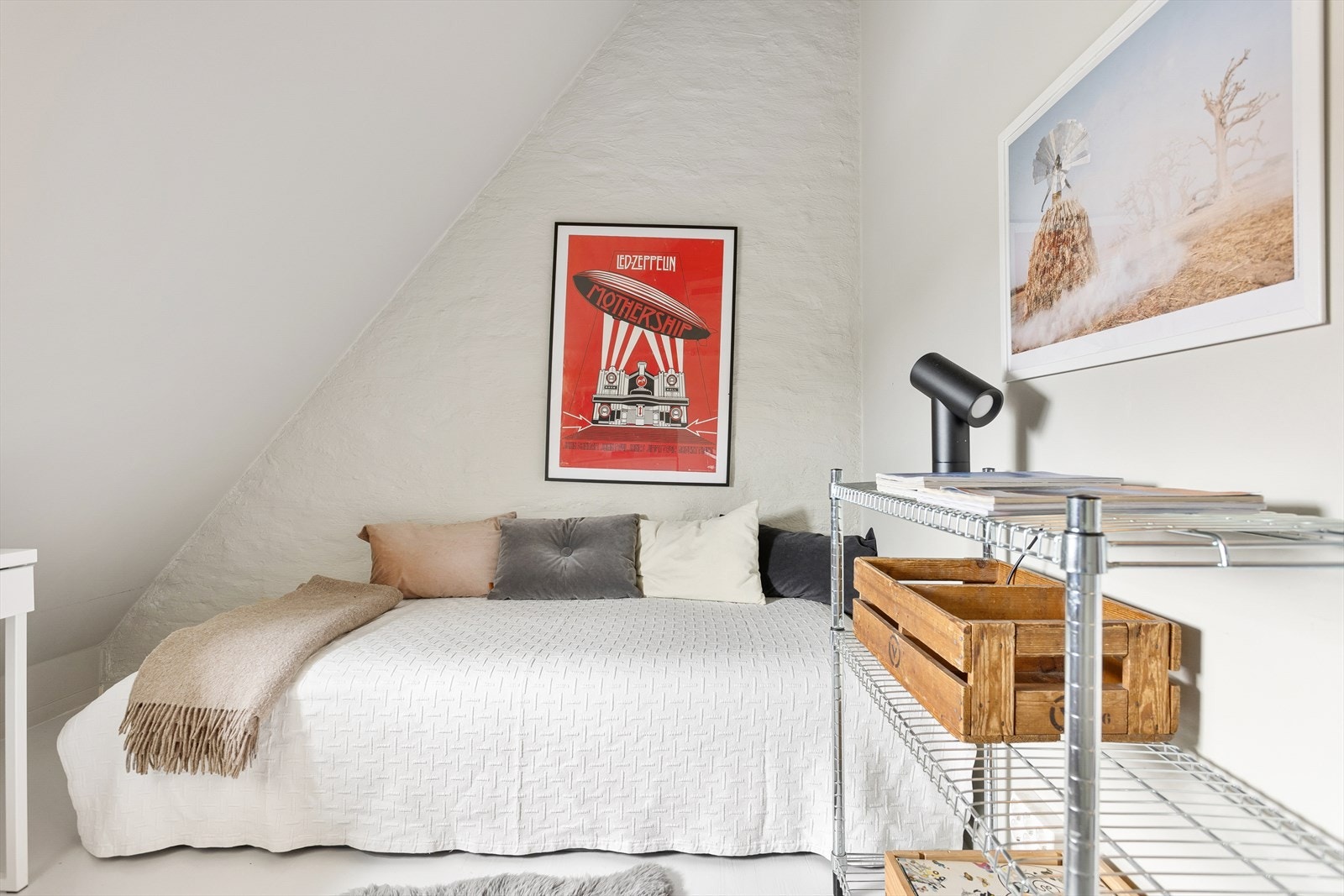 Det er plass til seng, garderobe og øvrig soveromsinnredning også på dette rommet. Galleribilde