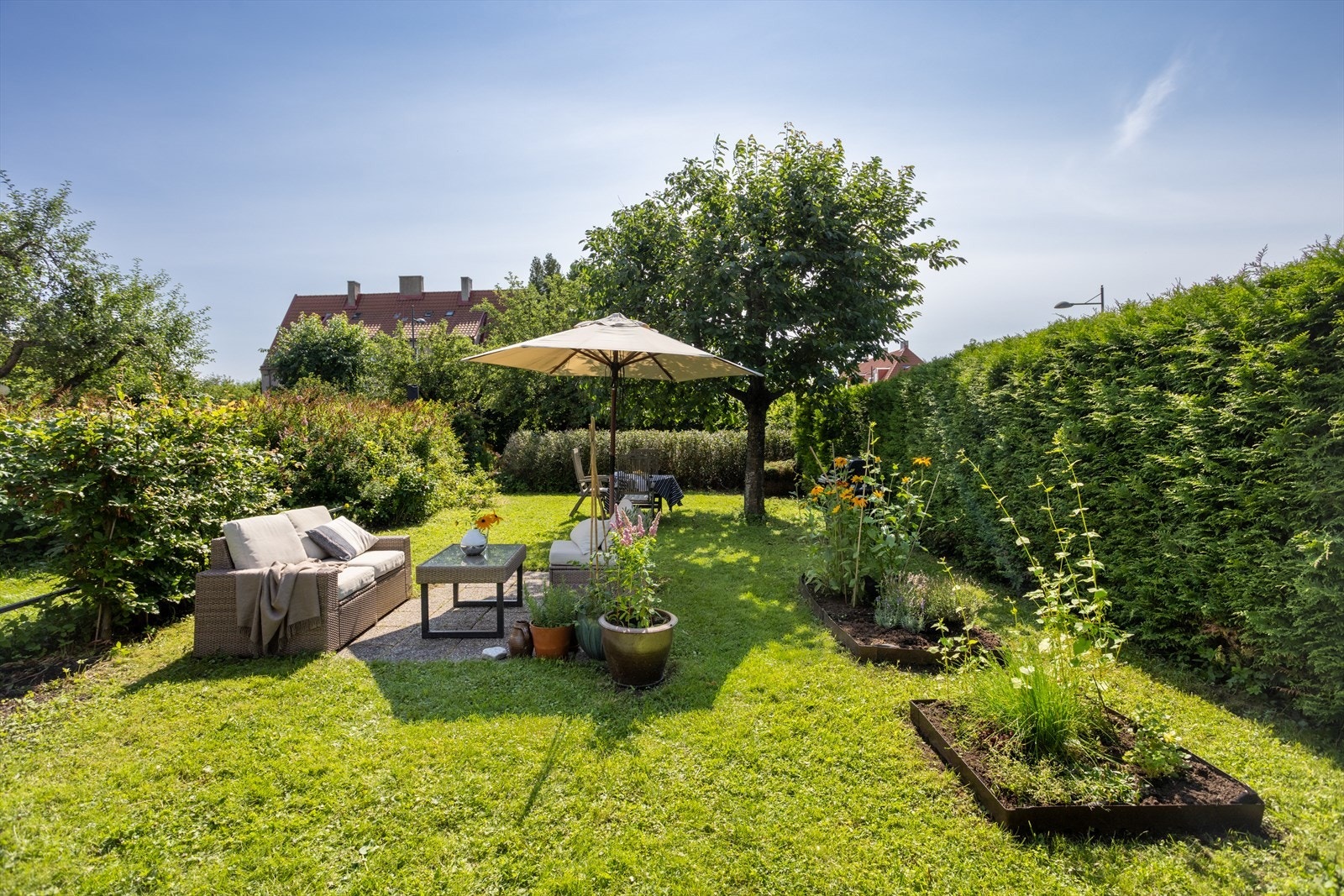 Leiligheten har en fantastisk hageparsell som er omkranset av frodig beplantning og utgjør en tilbaketrukket oase. Galleribilde
