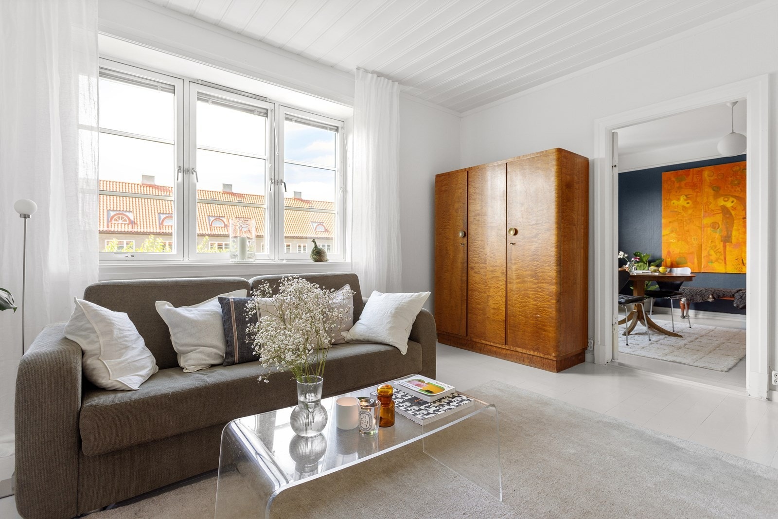 Stuene ligger fint til etter hverandre og gir flere hyggelige oppholdssoner. Galleribilde