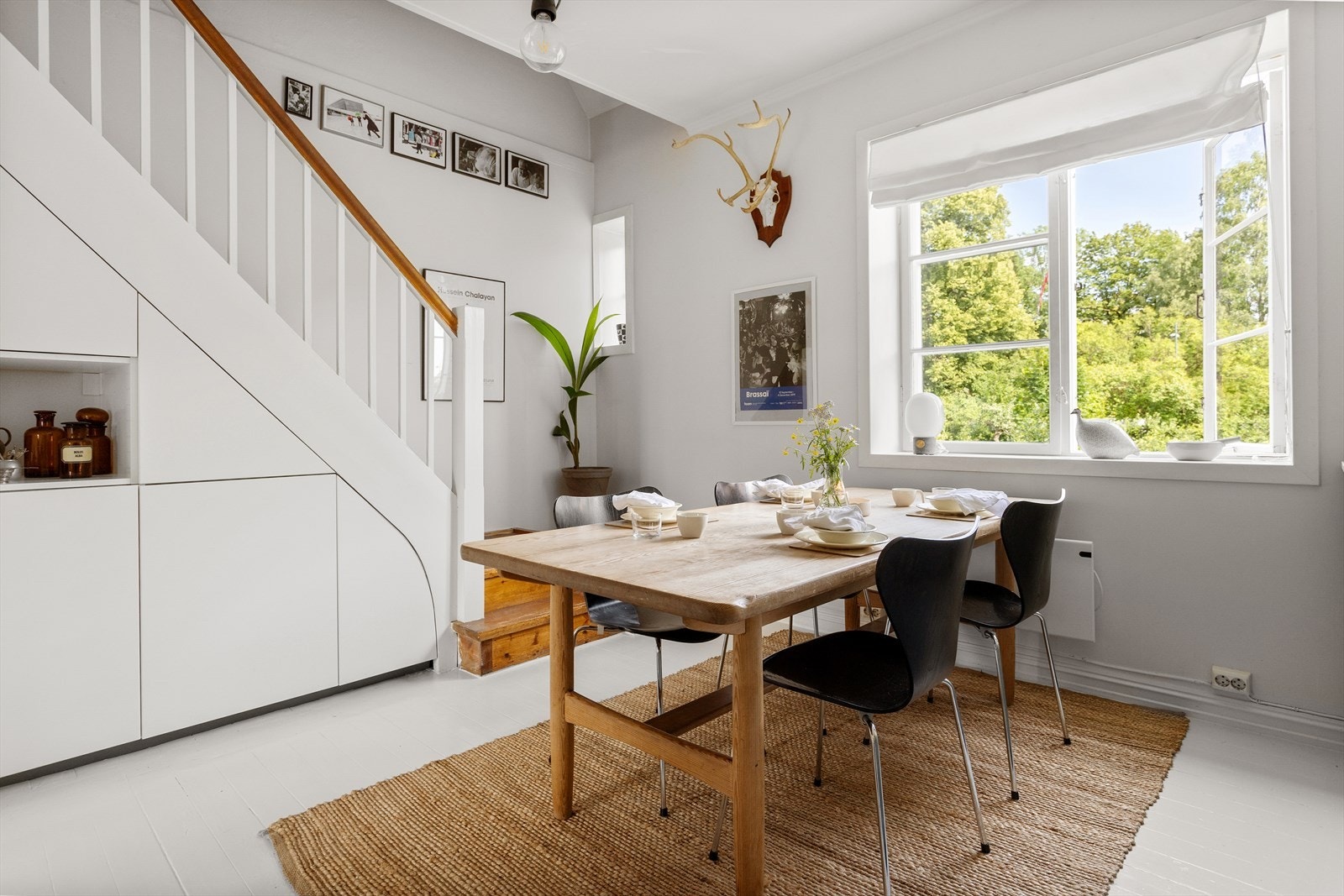 Innredningen består av Silestone benkeplate, kullfiltervifte og underlimt kum. Videre er det integrert komfyr, induksjon platetopp, oppvaskmaskin og kjøl/frys som medfølger ved salg. Galleribilde