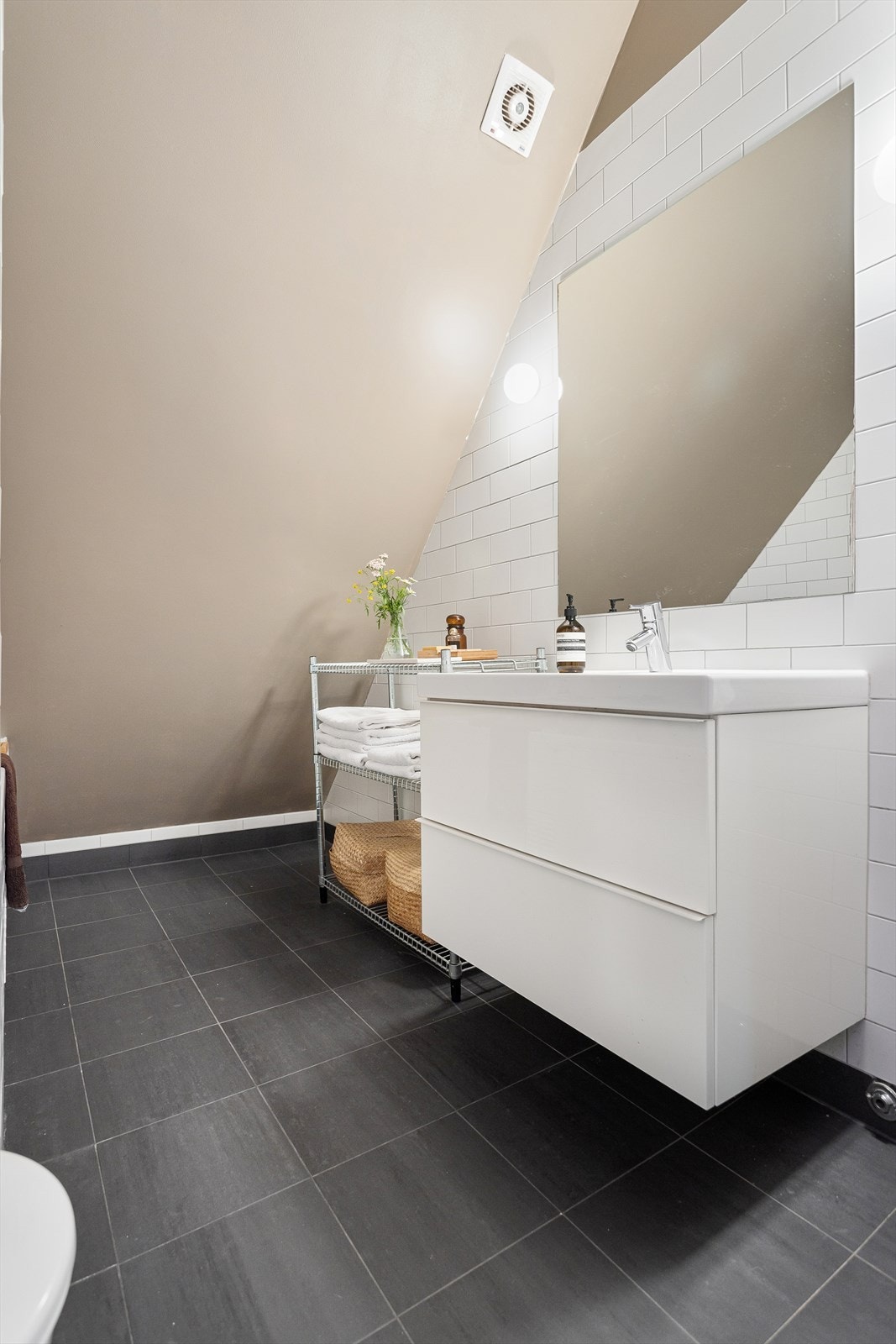 Badet består av wc, servant med skuffer under og badekar. Galleribilde