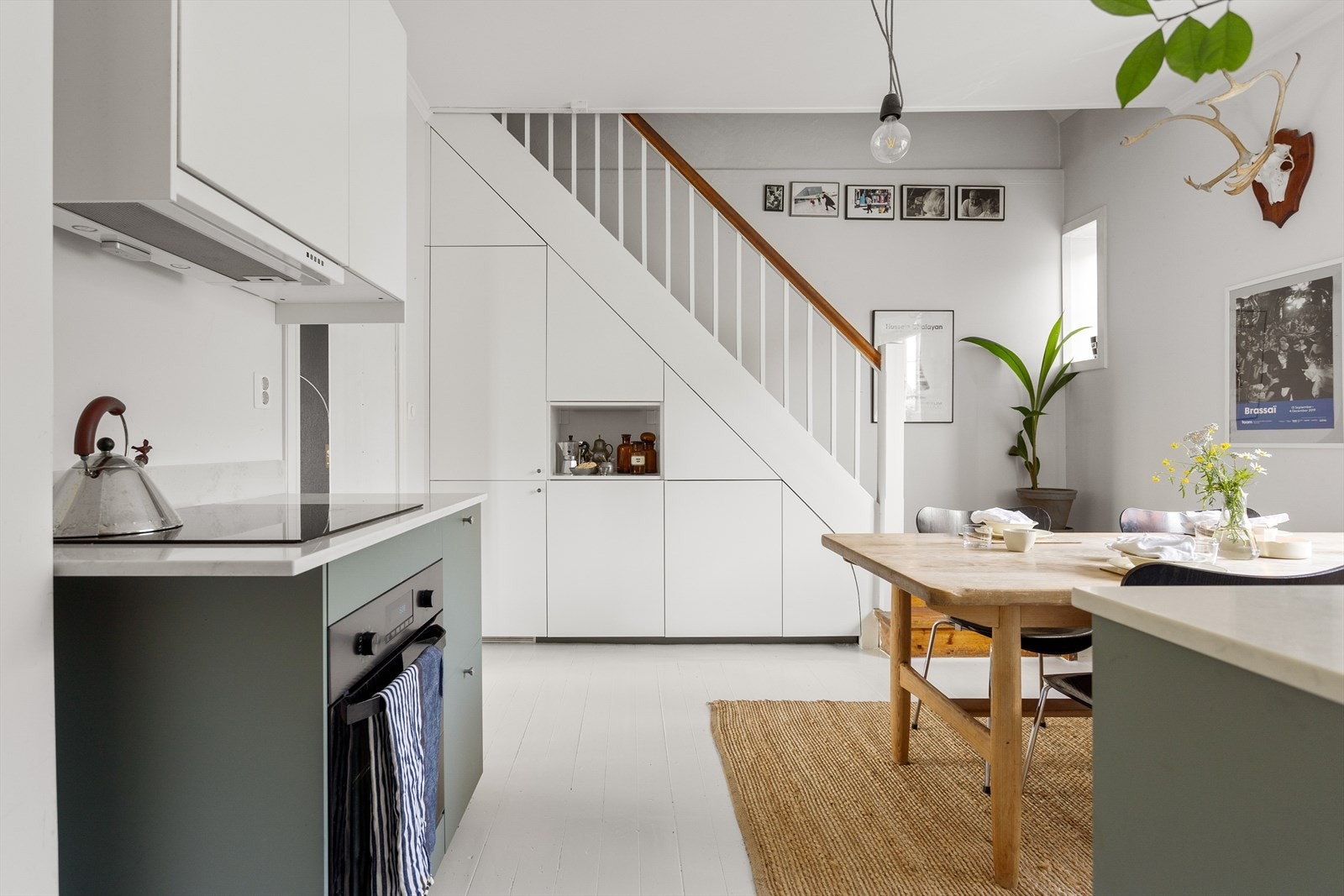 Kjøkkenet har en flott og spesialtilpasset innredning for å utnytte plassen maksimalt under trappen. Innredningen er fra IKEA og var ny i 2020. Galleribilde