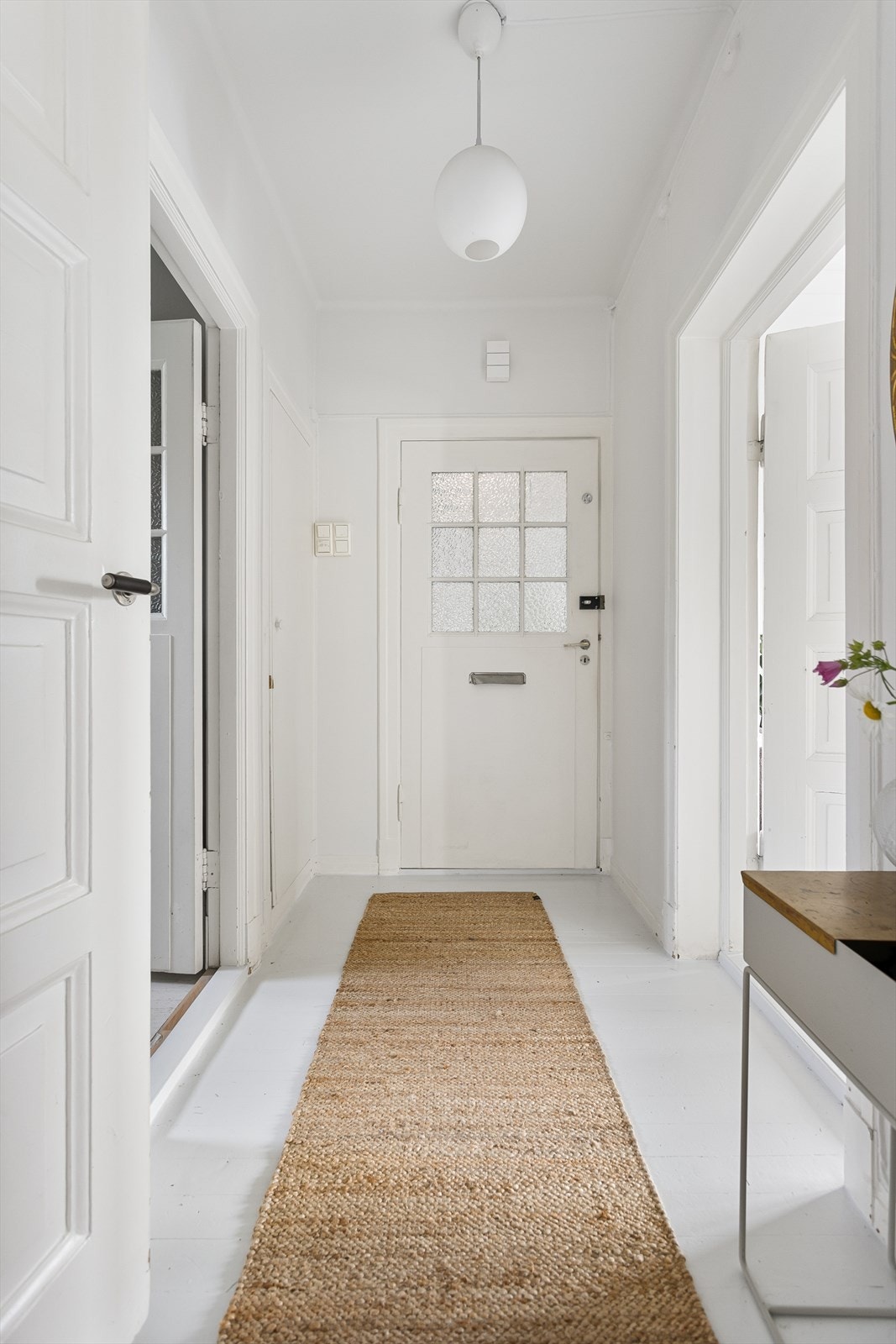 Lys og hyggelig entré. Velkommen inn på visning! Galleribilde