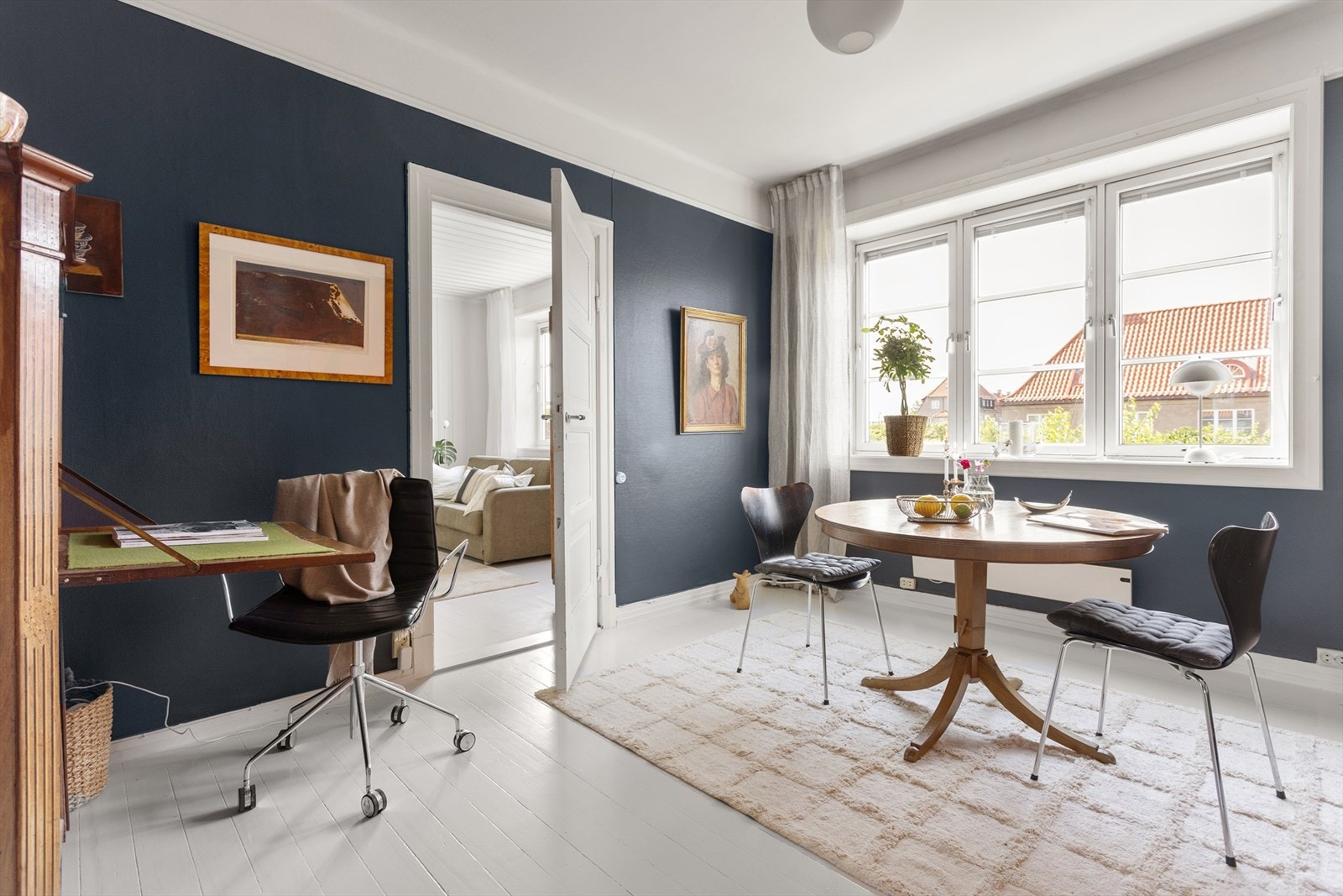 Stuene kan både holdes åpne og lukkes ved behov. Det er flere møbleringsmuligheter med blant annet kontorplass - alt etter behov. Galleribilde