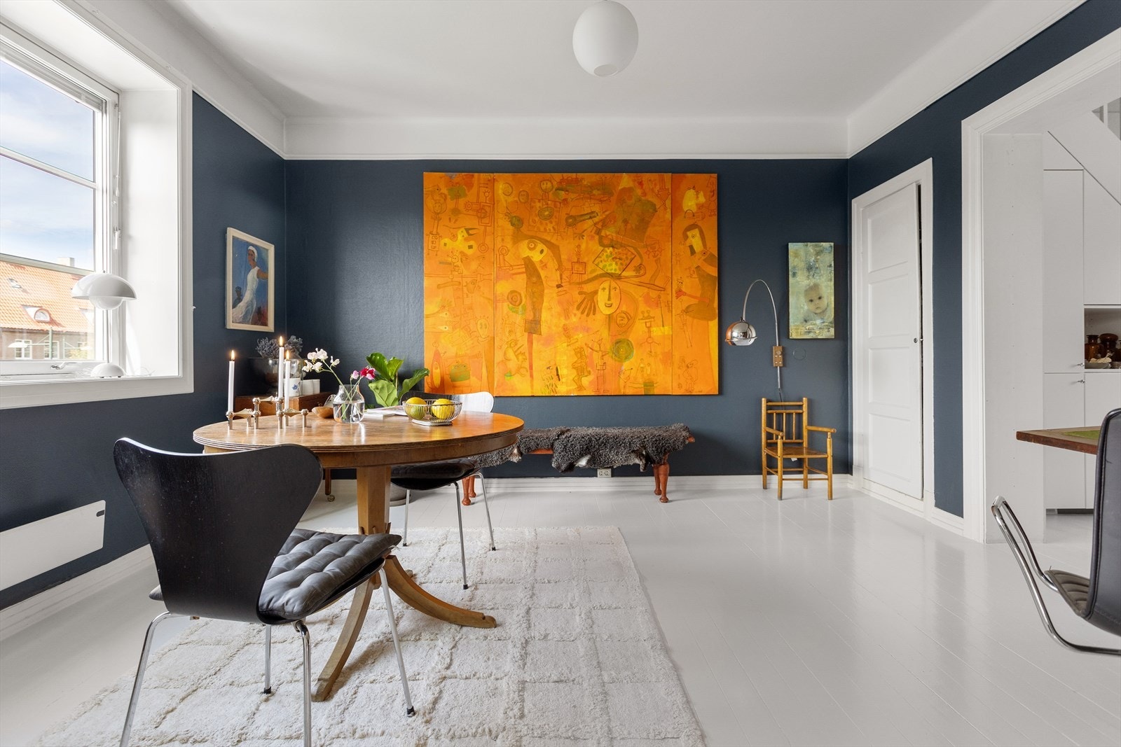 Stuen har god plass til langbord - et hyggelig og naturlig samlingssted både i hverdagen og ved festligere anledninger. Galleribilde