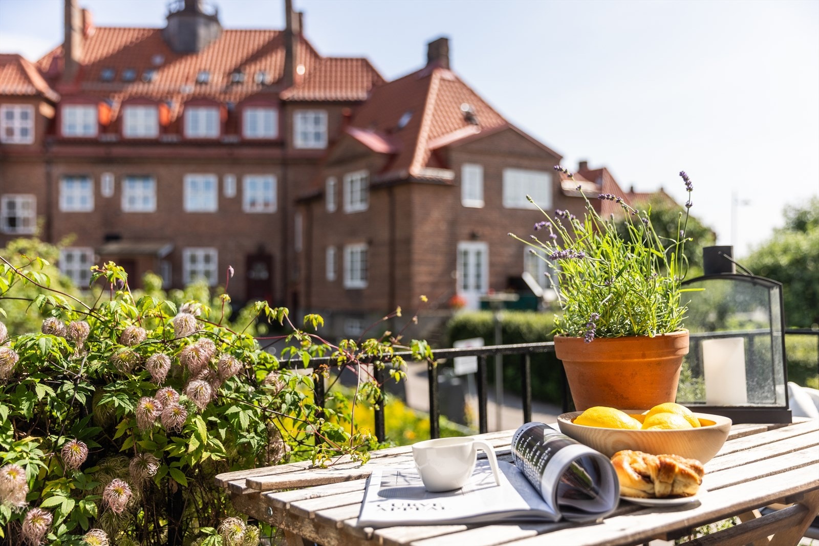Balkongen har plass til en hyggelig sittegruppe. Fra balkongen er det herlig utsyn til nabolaget og dens vakre bebyggelse. Galleribilde