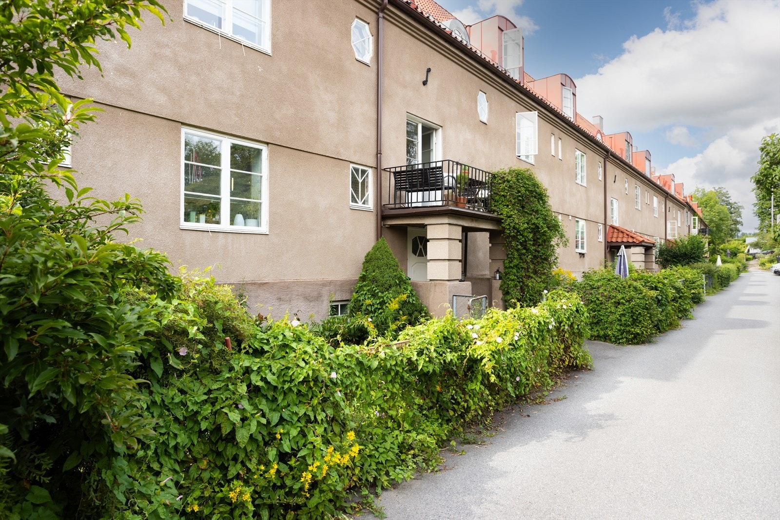 Fra boligen er det omtrent 150 meter til Åpent Bakeri på Damplassen. Galleribilde