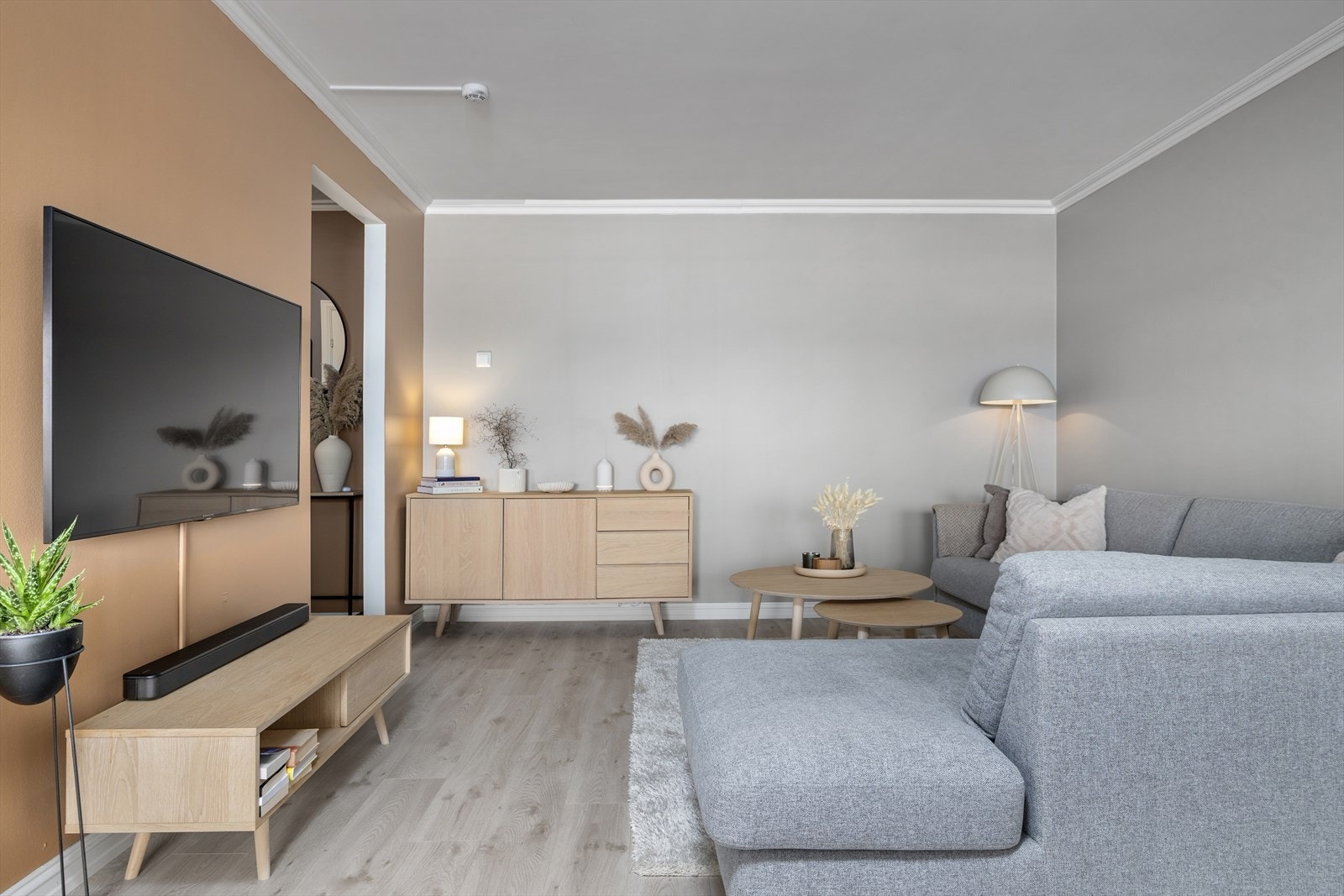Stuen er romslig og blir et sosialt allrom for hele familien. Galleribilde