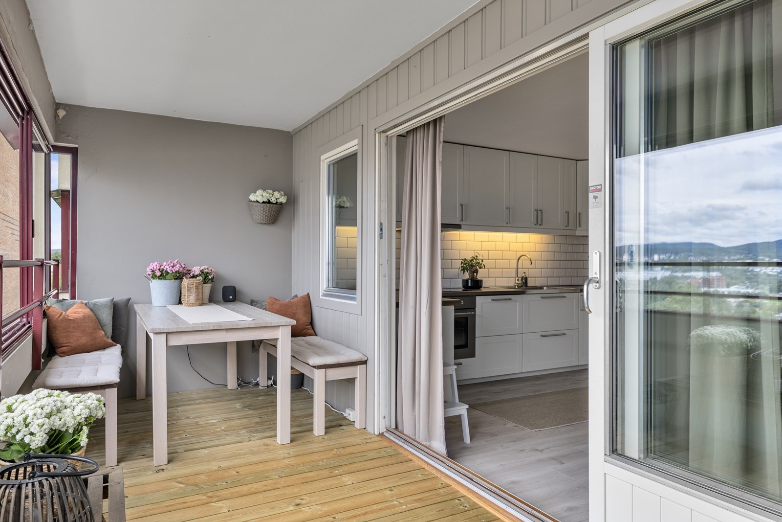 Her er det plass til sittegrupper og eventuelt grill. Galleribilde
