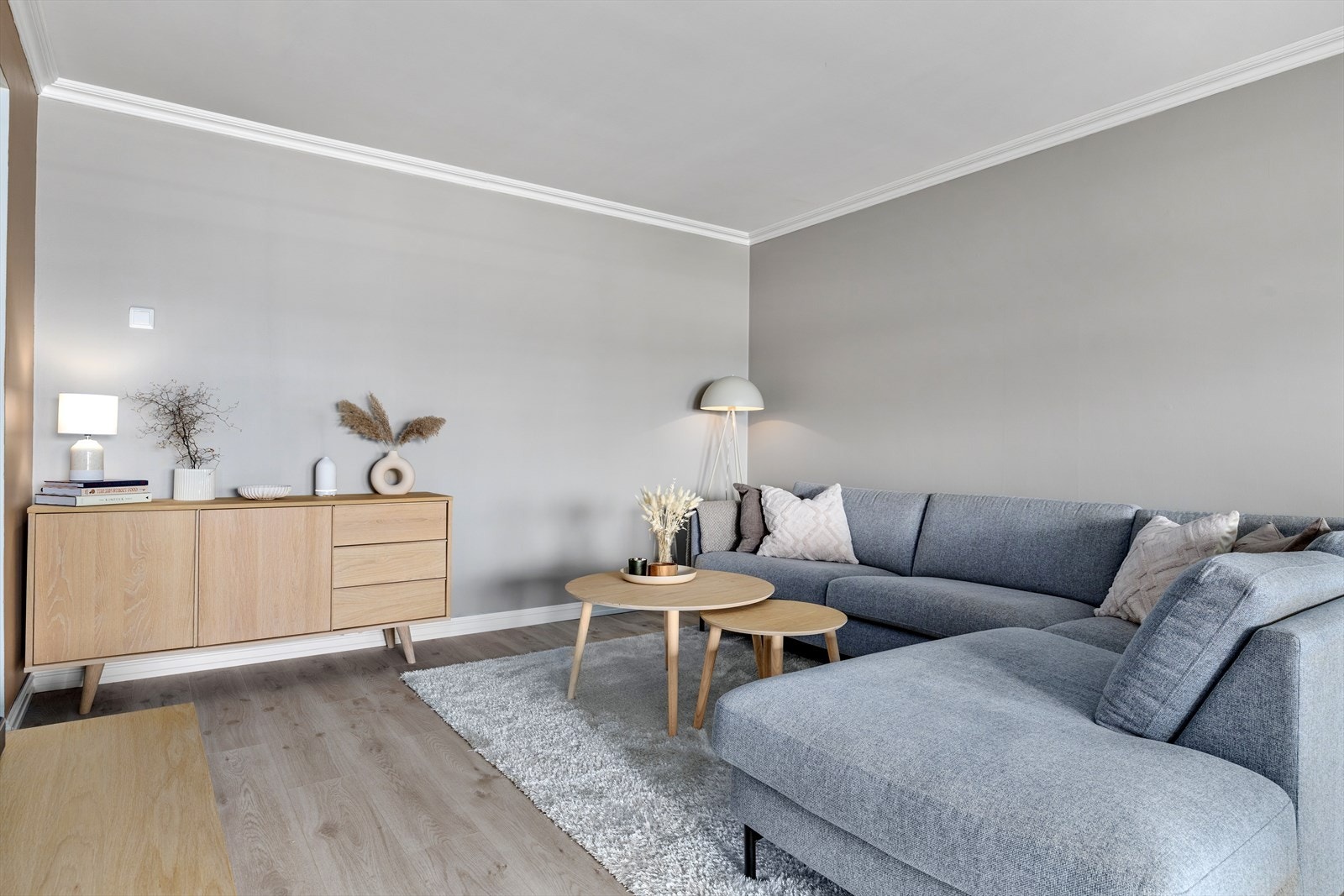 Stuen har god plass til sofamøblement, TV-seksjon og en velegnet spiseplass i tilknytning til kjøkkenet. Galleribilde