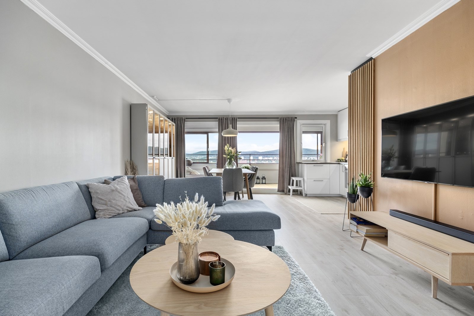 Store vindusflater i stuen gir rikelig med naturlig lys. Galleribilde
