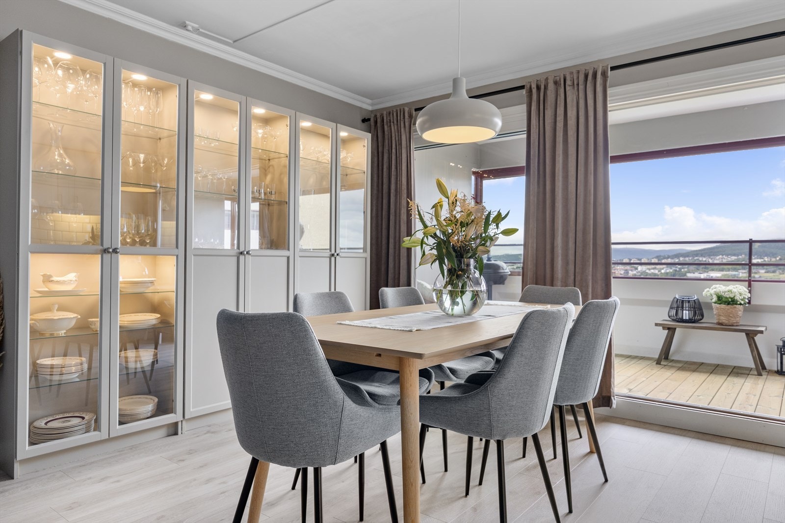Fra stuen er det utgang til nord-vest innglasset balkong på ca. 10 m2. Galleribilde