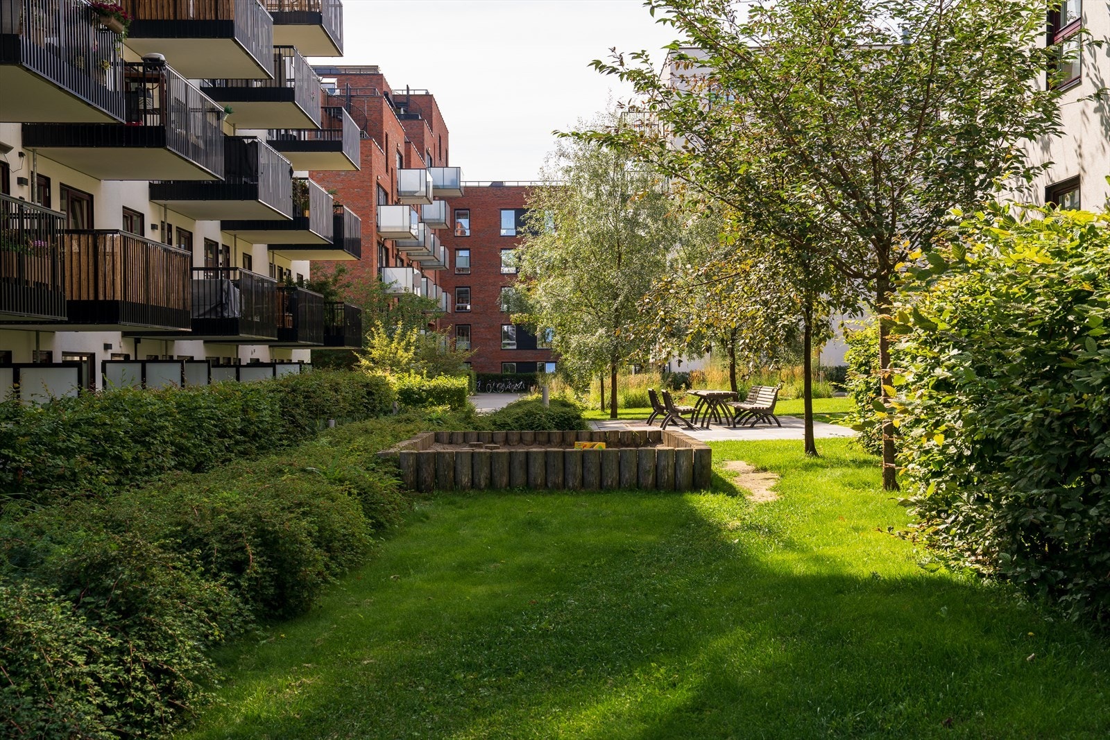 Det er flere fine fellesområder med parkbenker hvor du kan nyte sommerdagene. Galleribilde