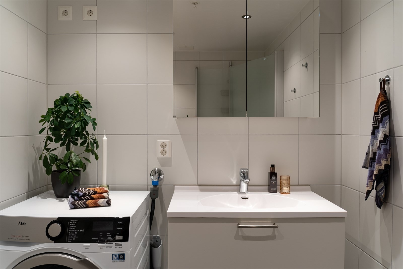 Badet har downlights i taket og gullvvarme som gir en lun og behagelig atmosfære under morgen- og kveldstellet. Galleribilde