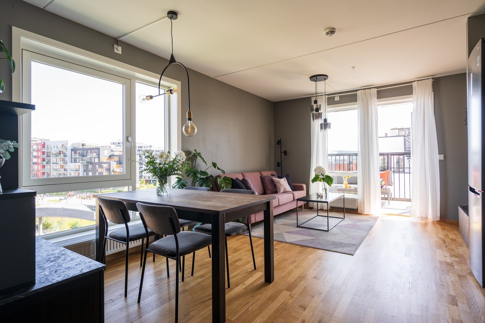 Boligen ligger på hjørnet av bygget og får masse lys fra to sider! Galleribilde