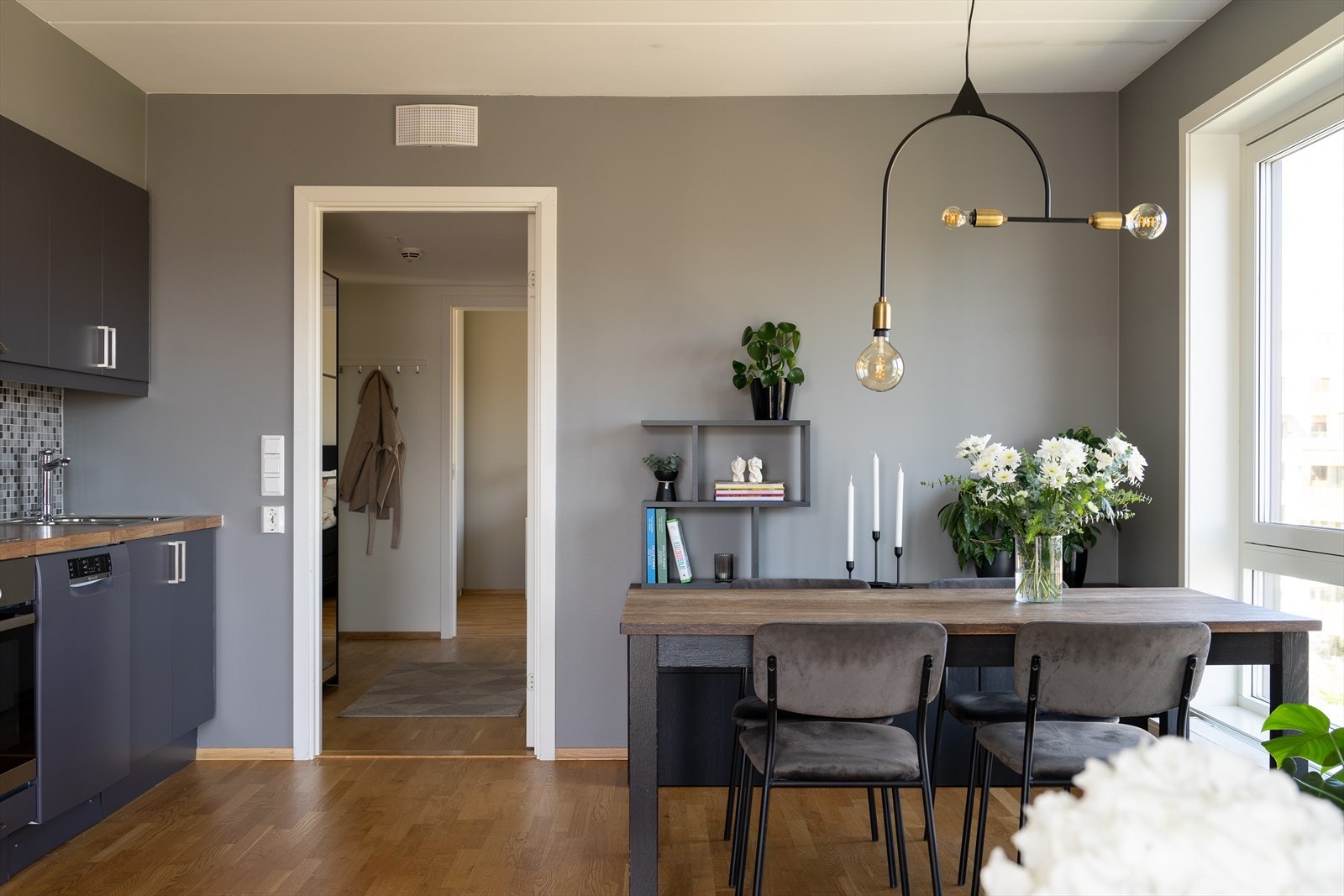 Boligen har en god planløsning med naturlige soner for innredning. Galleribilde