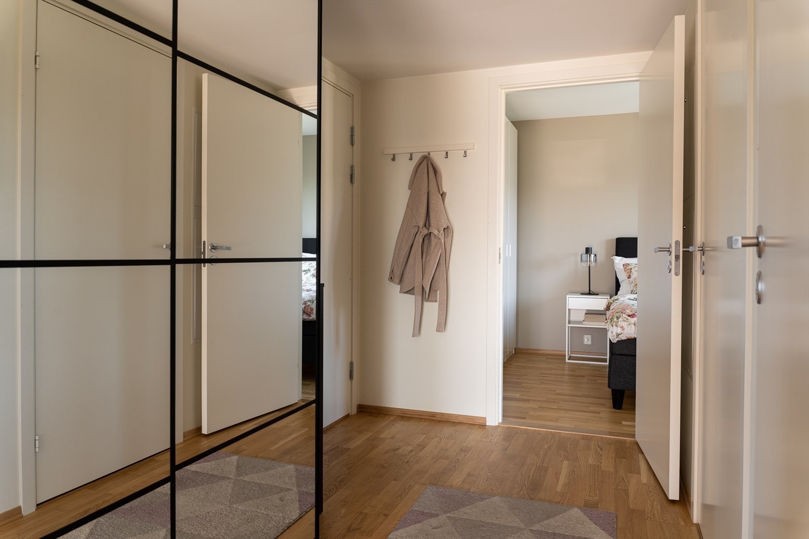 Her har du også en romslig og lys entré med god plass for oppbevaring i skyvedørsgarderobe. Galleribilde