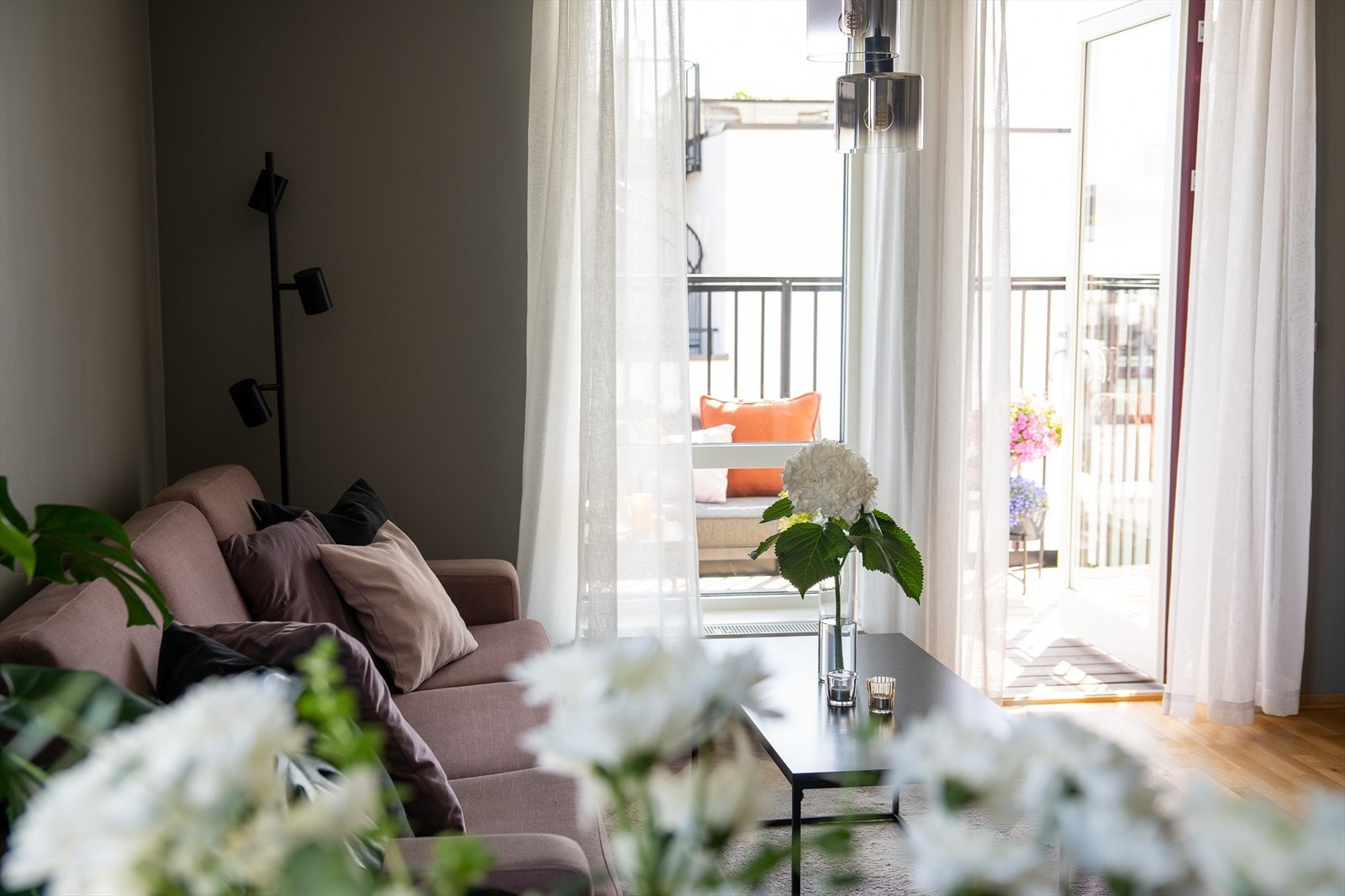 Stuen har en ekstremt god planløsning som gir god plass til både sofa og spisebord. Galleribilde