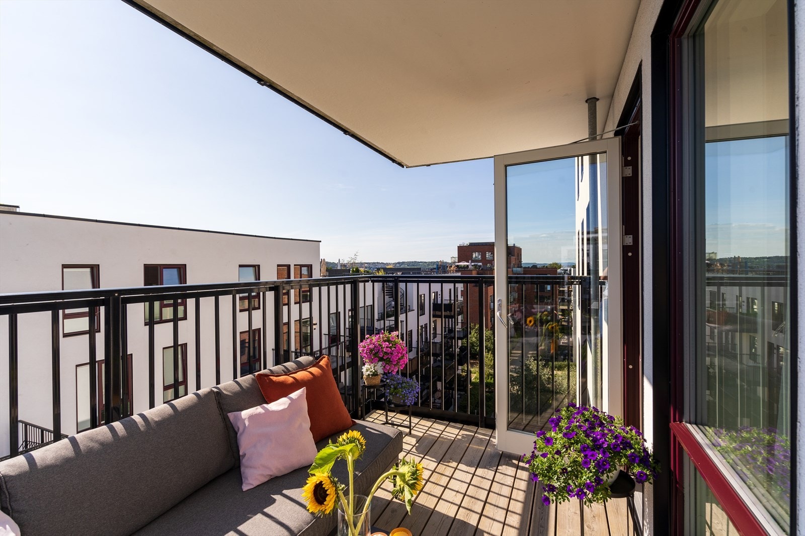 Boligen har en stor og fin balkong med tredekke og god plass til møbler. Galleribilde