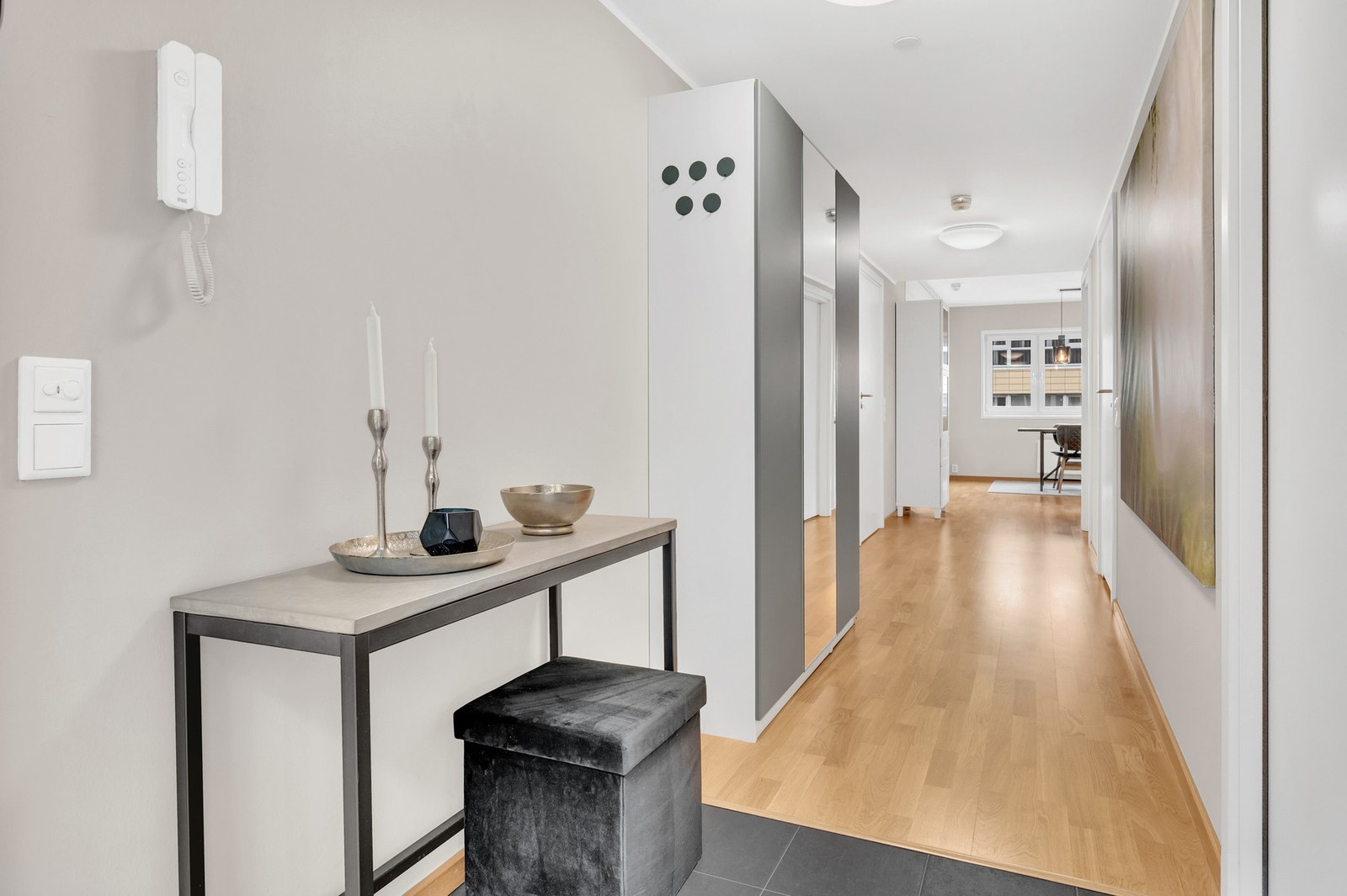 Romslig entrè på 12 kvadratmeter. Flislagt inngangsparti med varme i gulv. Galleribilde