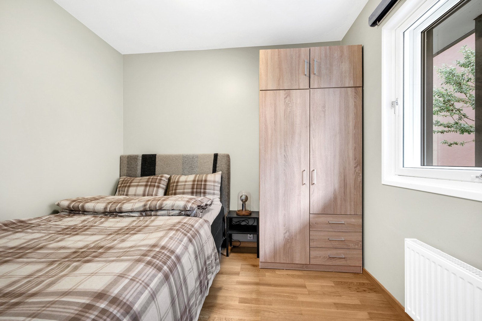 Soverom nr. 2 er på 6 kvadratmeter og har plass til de største nødvendighetene. Galleribilde
