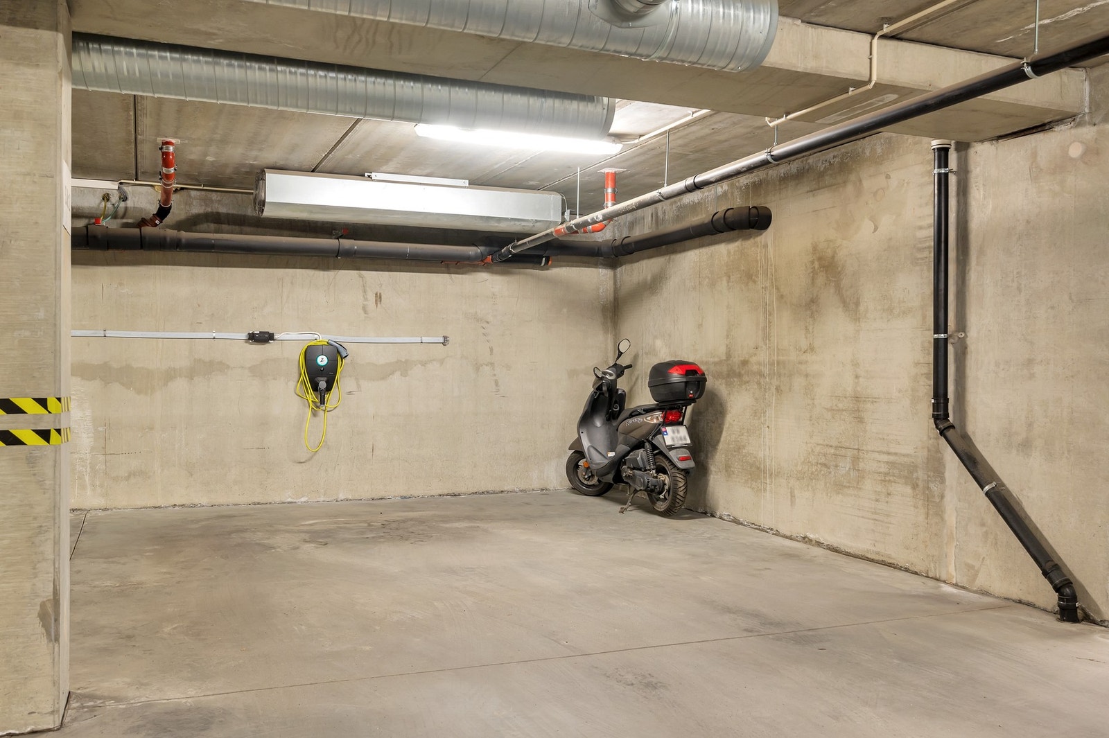 Det medfølger en egen parkeringsplass i felles oppvarmet P-kjeller med en tilhørende sportsbod. Galleribilde