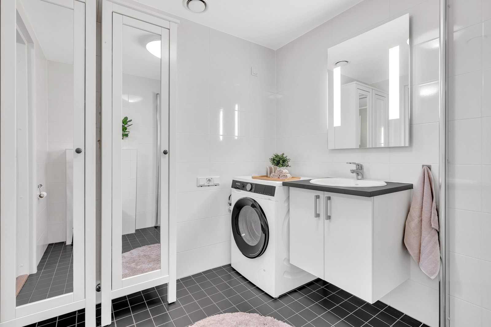 Badet har opplegg til vaskemaskin og framstår generelt uten vesentlige avvik i rapporten fra takstmann. Galleribilde