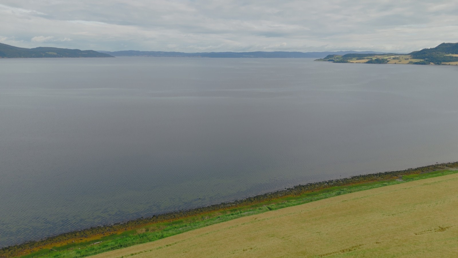 Herlig fjordutiskt og kort avstand til vannkanten gir mulighet for friske kveldsbad. Galleribilde