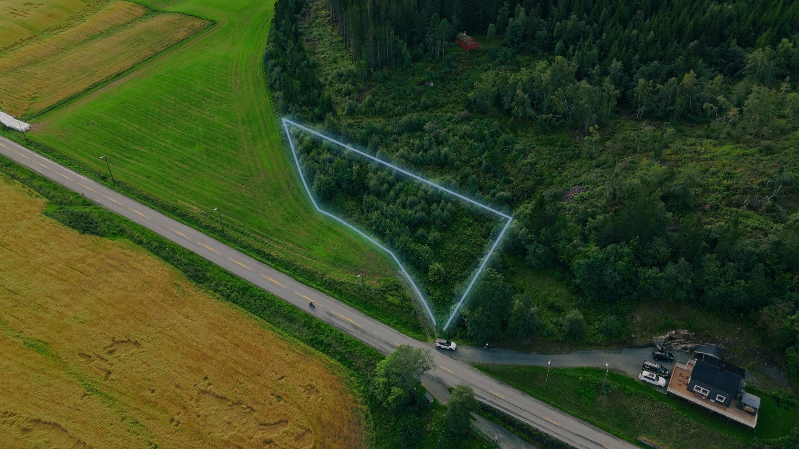 Se vedlagt link i salgsoppgaven for videovisning av tomten. Galleribilde