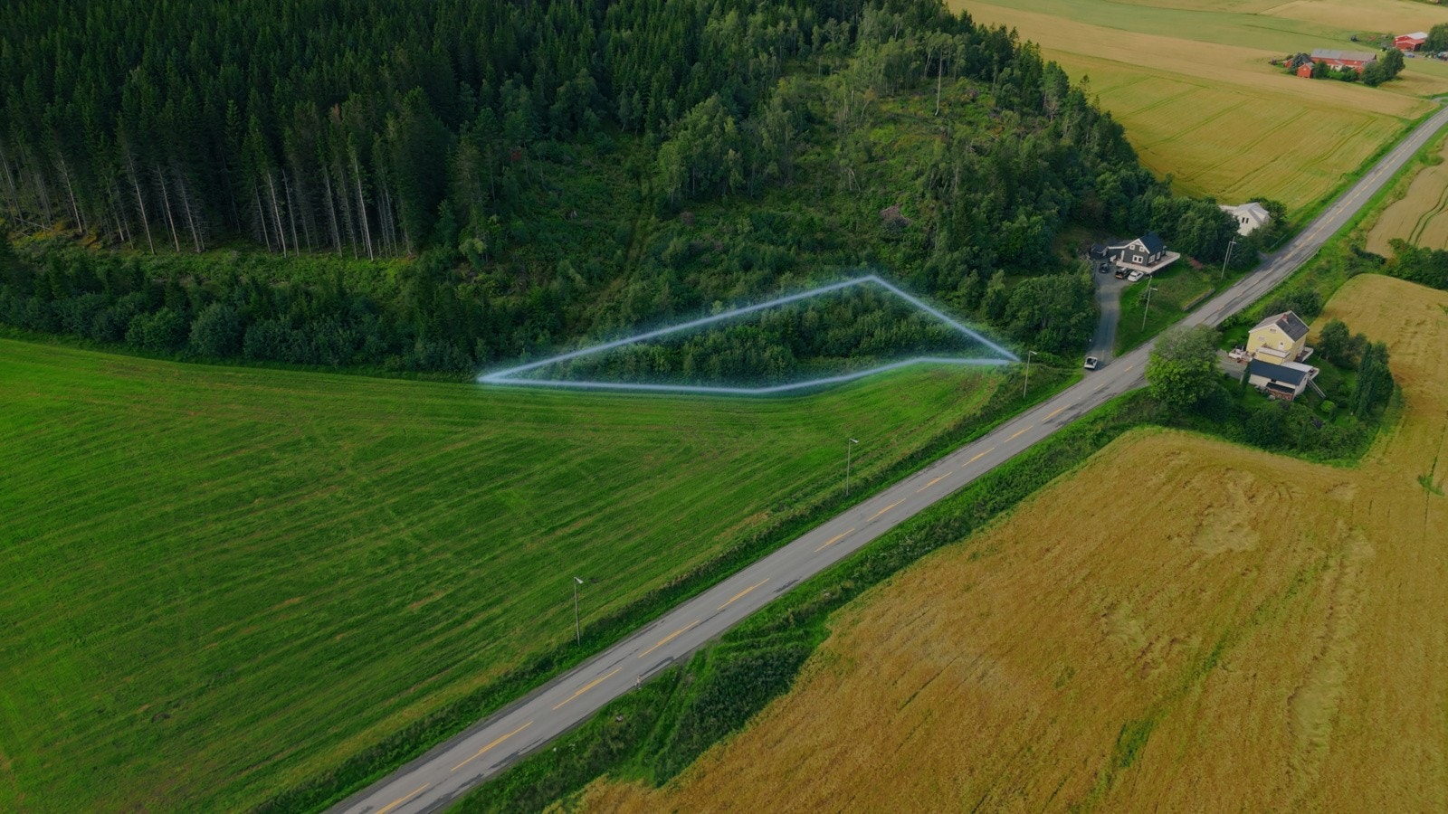 Tomten er skissert i blått, og ligger i et lunt og fint område. Galleribilde
