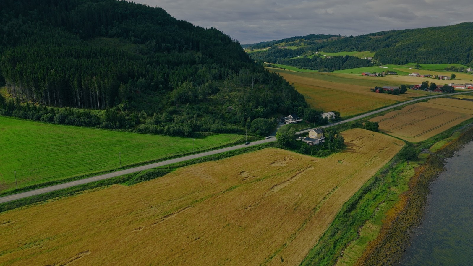 Fra tomten er det ca. 30 minutter til Trondheim sentrum og ca. 20 minutter til orkanger. Galleribilde