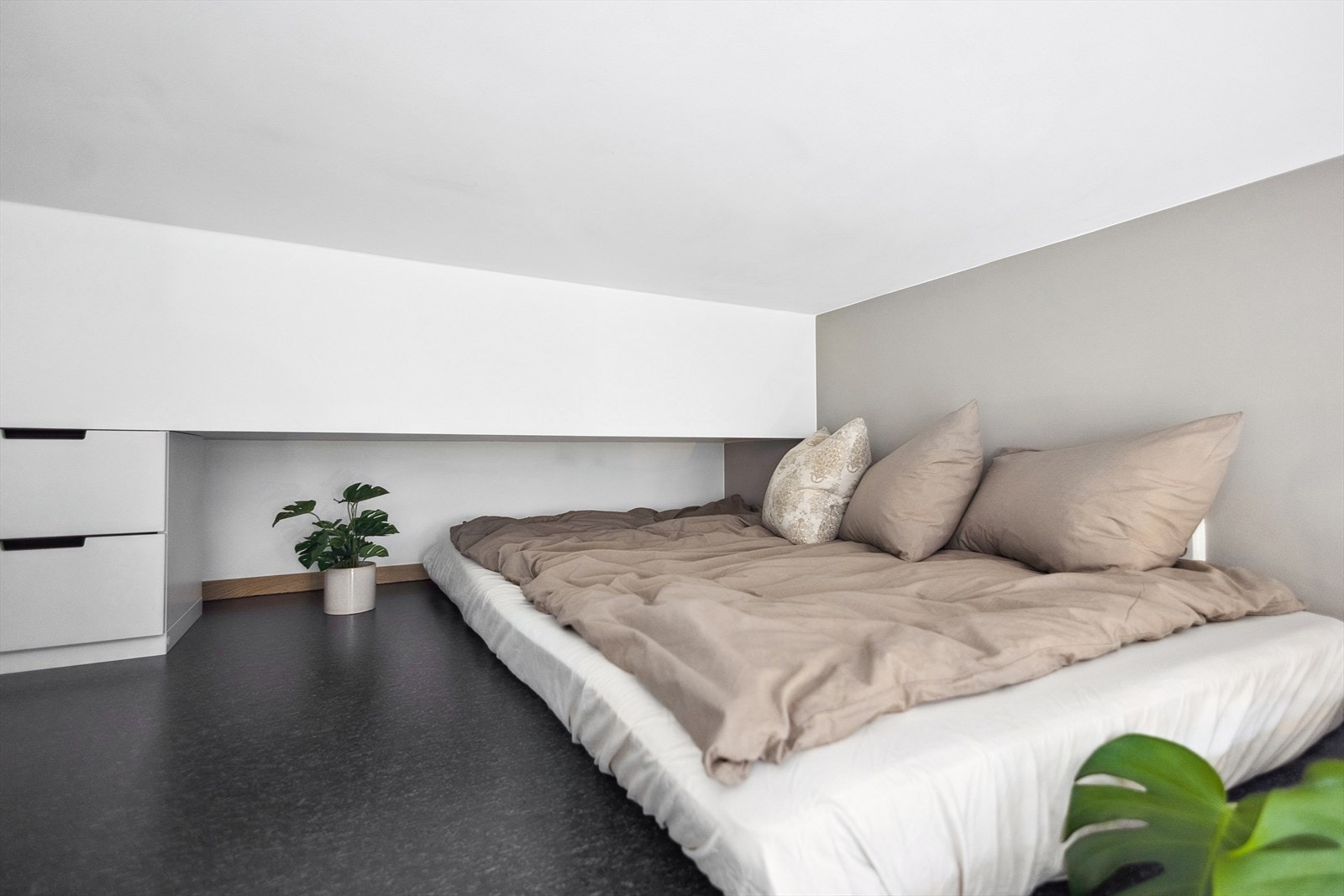 Hemsen har et gulvareal på ca. 9 m² og plass til madrass å sove på. Galleribilde