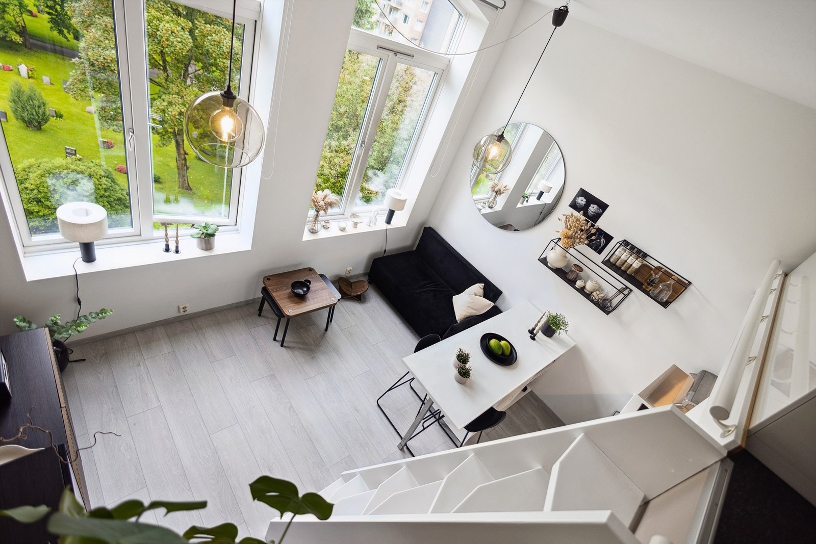 Dette er en lettstelt leilighet med særpreg. Alle overflater ble malt i 2017. Galleribilde