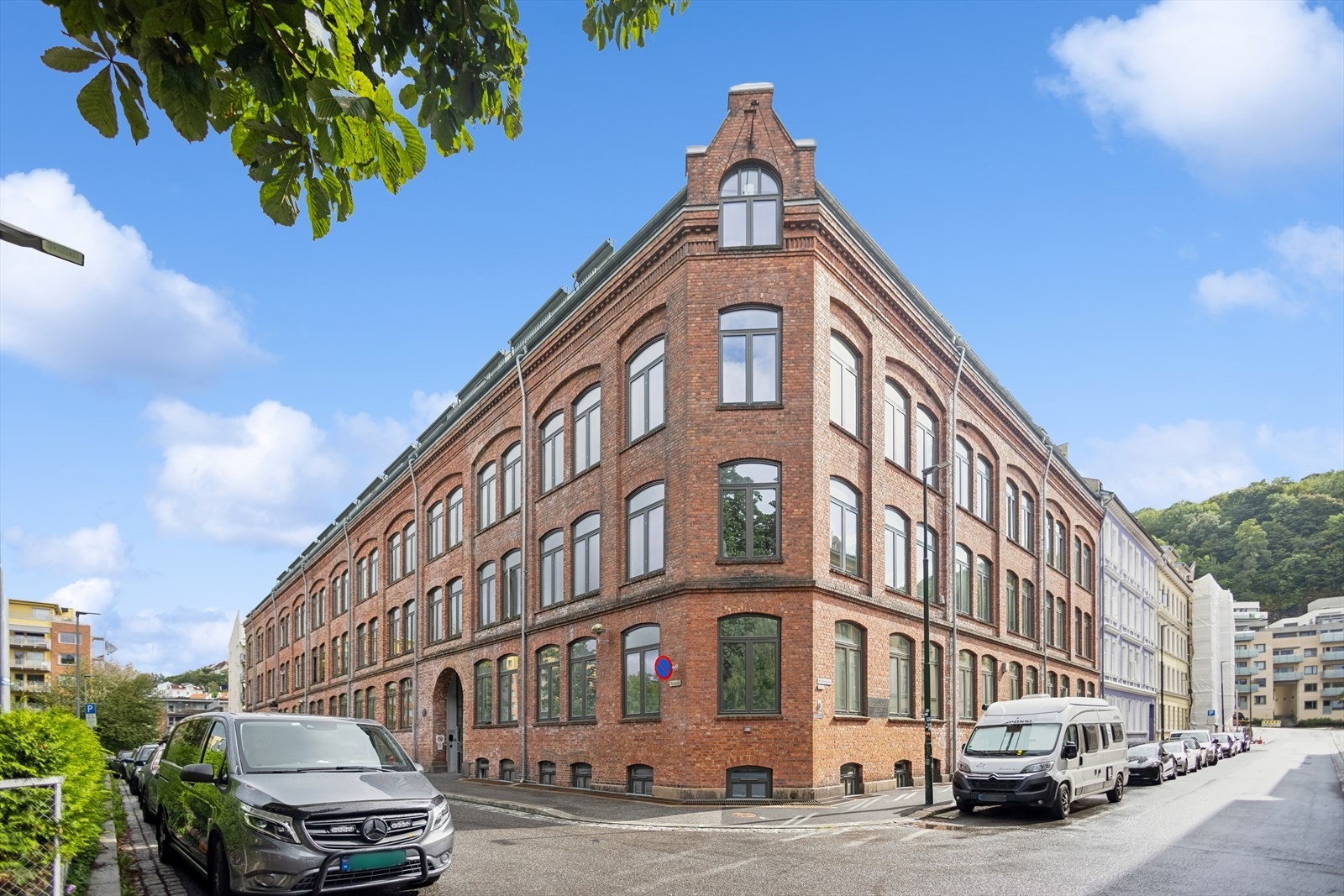 Fasade - Alnagata 11 er en flott teglsteinsgård oppført i 1898, ombygget til leiligheter i 2006. Galleribilde