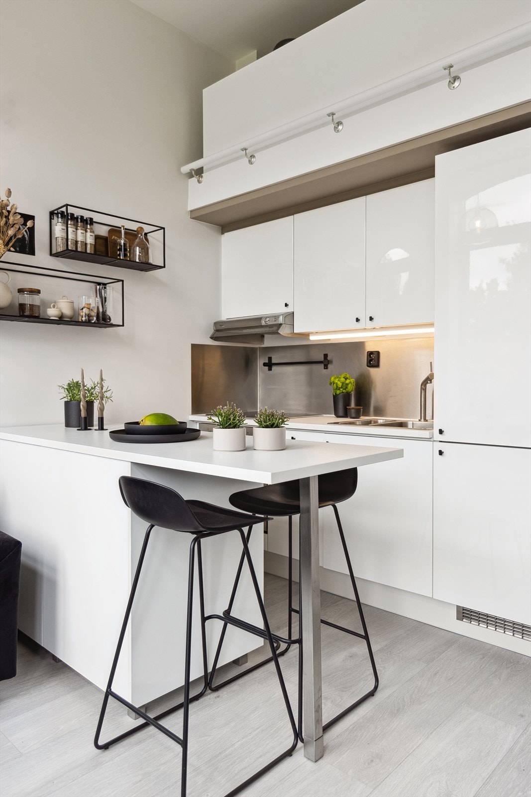 Kjøkkenøy, benkeplate, oppvaskkum med blandebatteri og kjøleskap/fryseskap var nytt i 2017. Galleribilde