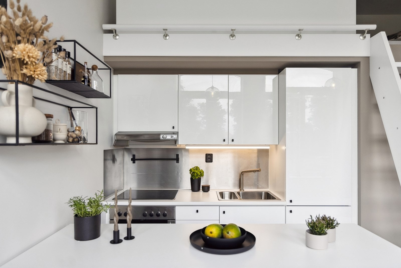 Kjøkkenet er utstyrt med kjøkkenøy med oppbevaringsplass, integrert kjøleskap/fryseskap, stekeovn, keramisk topp og avtrekksvifte over platetoppen. Galleribilde