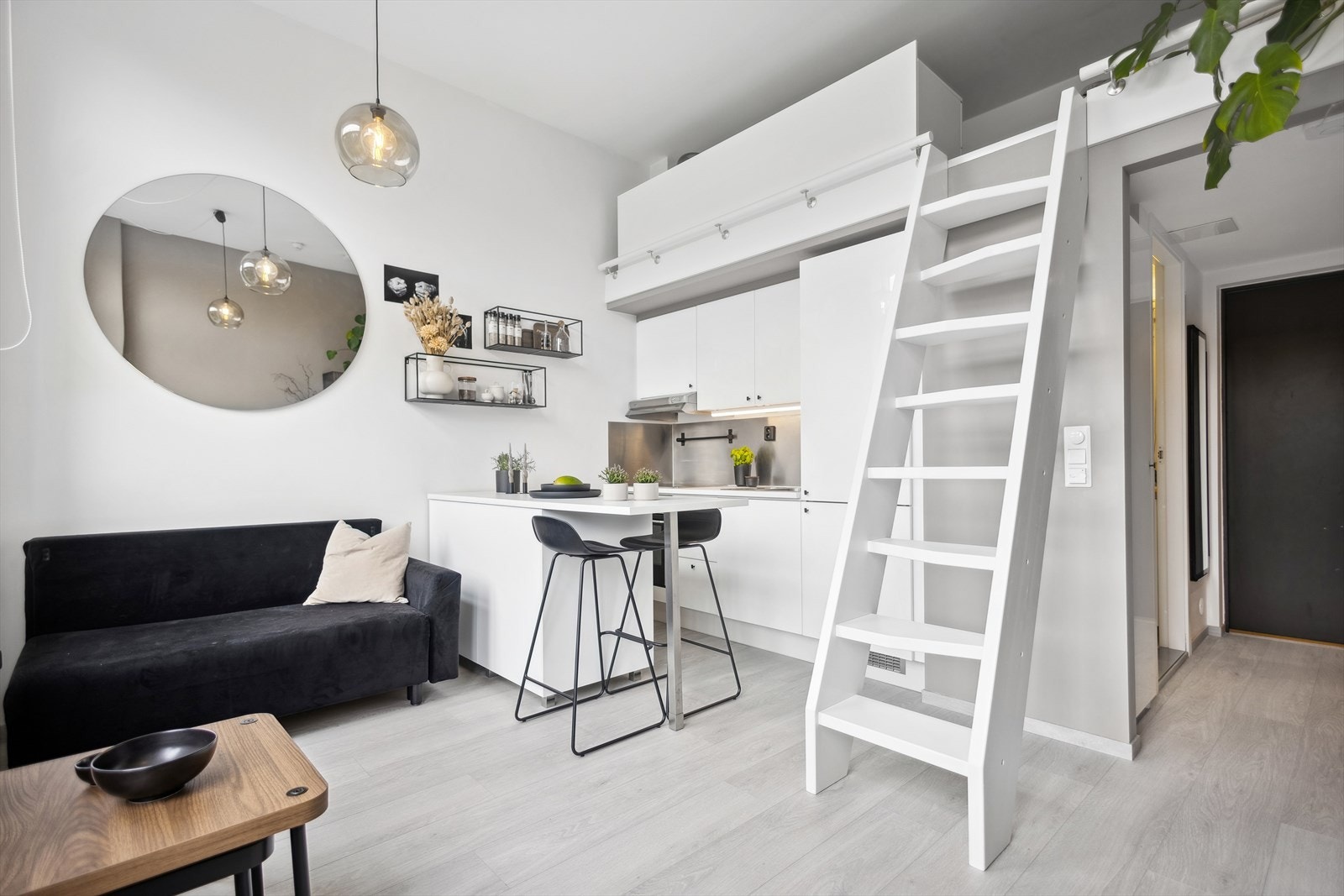 Kjøkkenøyen deler rommet i naturlig soner og fungerer ypperlig som spisebord for to. Galleribilde