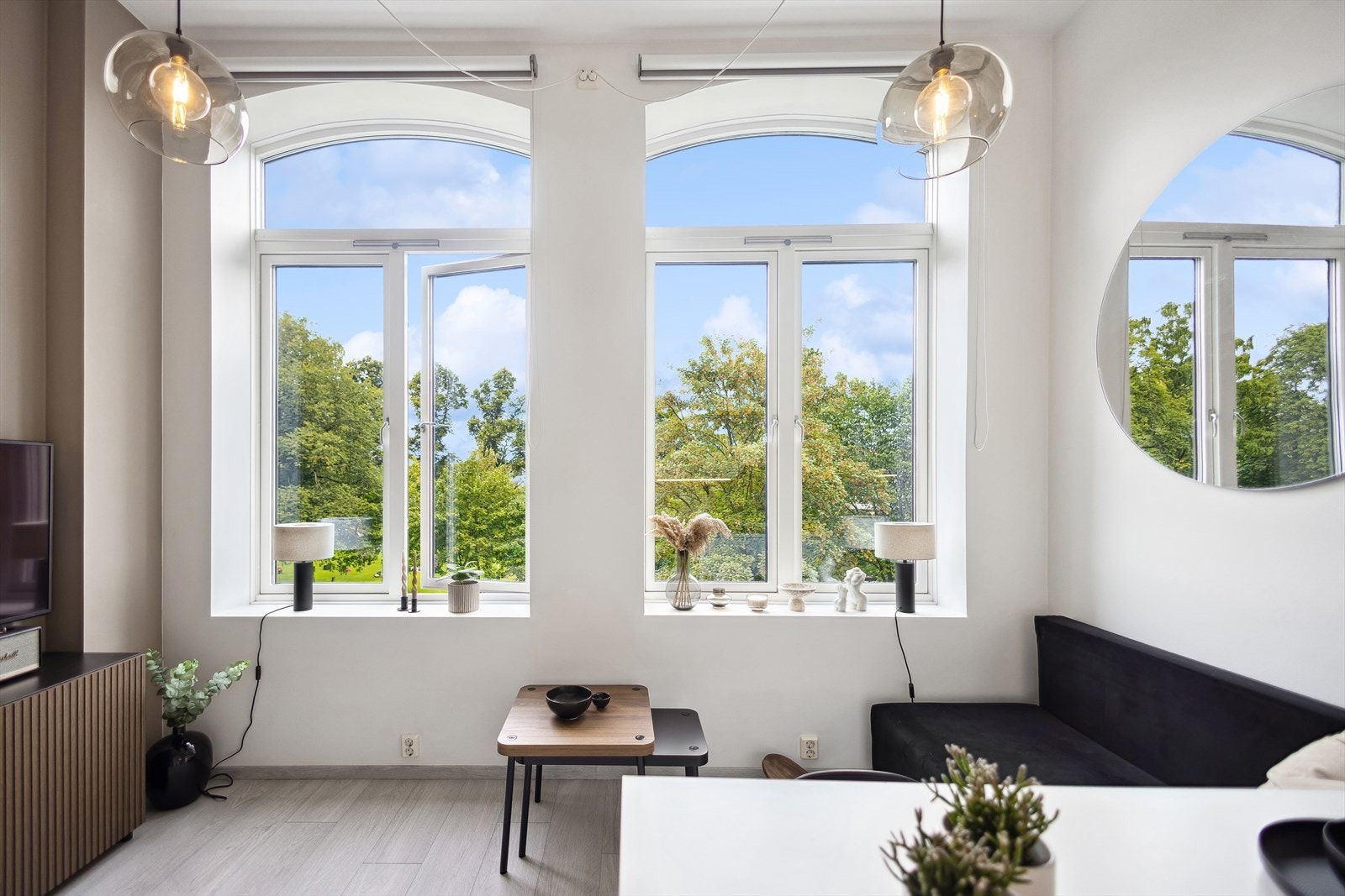 Leiligheten ligger fint til i rolig gate vendt mot grønne omgivelser, så her kan man nyte utsikten og ingen gjenboere. Galleribilde