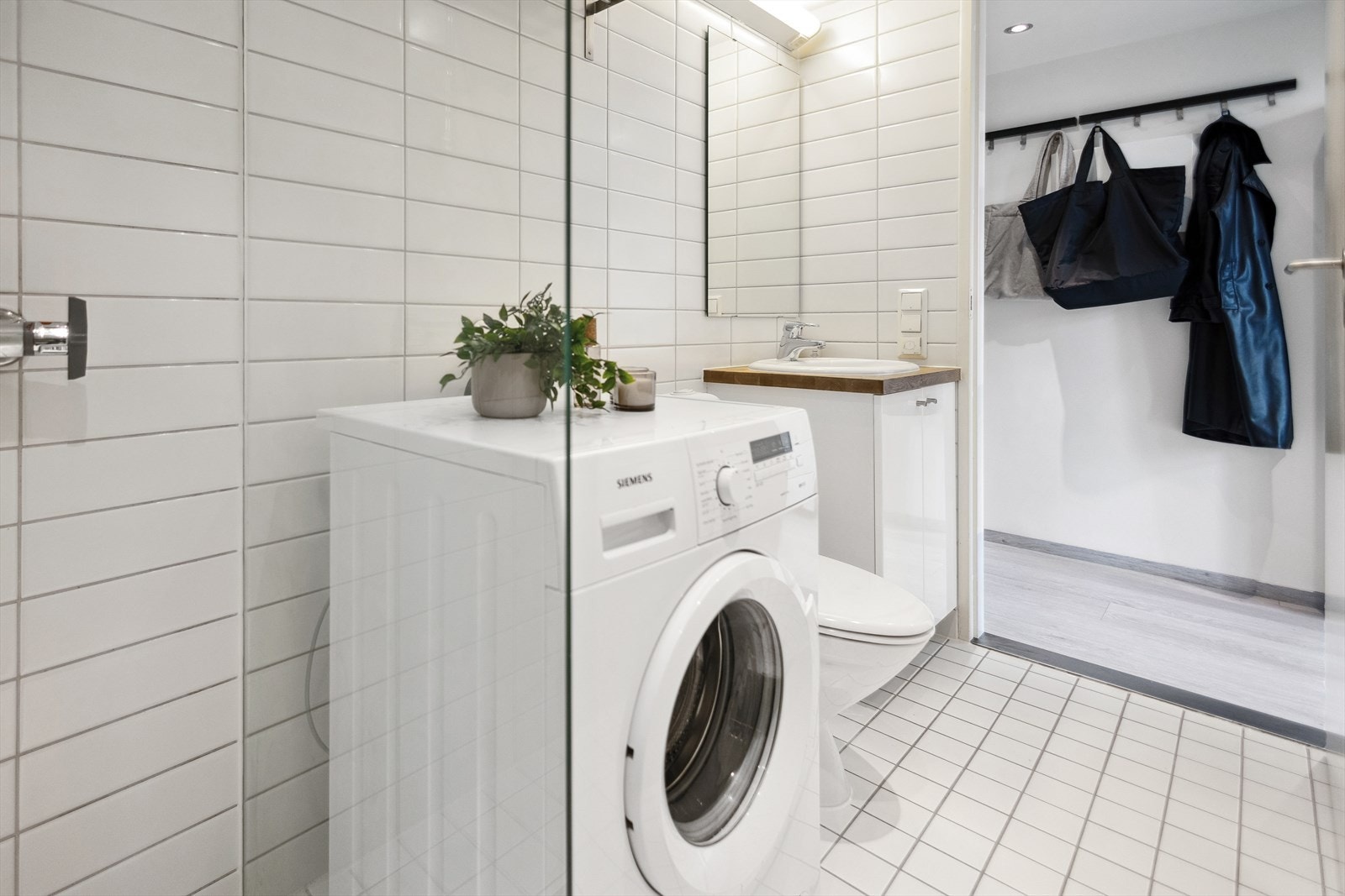 Opplegg for vaskemaskin og tørketrommel. Galleribilde