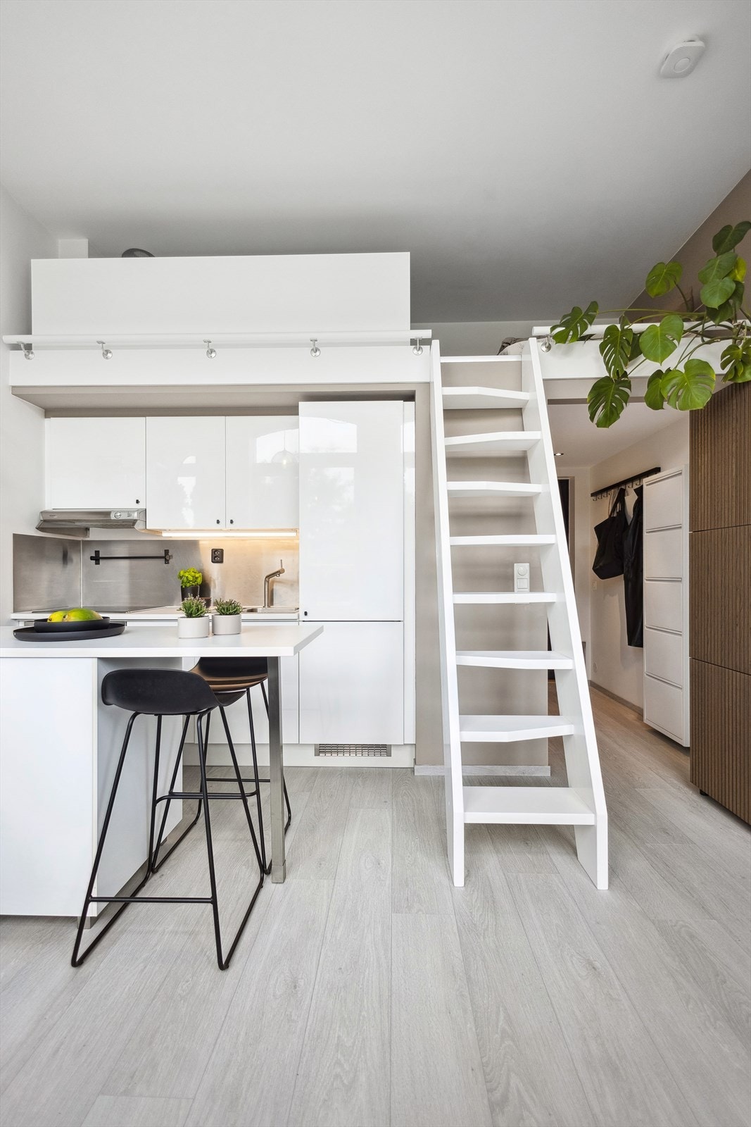 Det er gulvvarme i alle rom ( ikke hems). Trapp opp til hemsen fra stue/kjøkken. Galleribilde