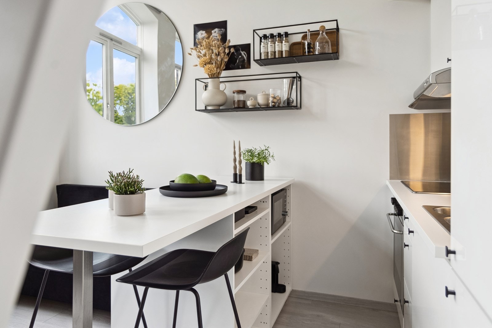 Kjøkkenøya gir også oppbevaringsplass. Galleribilde