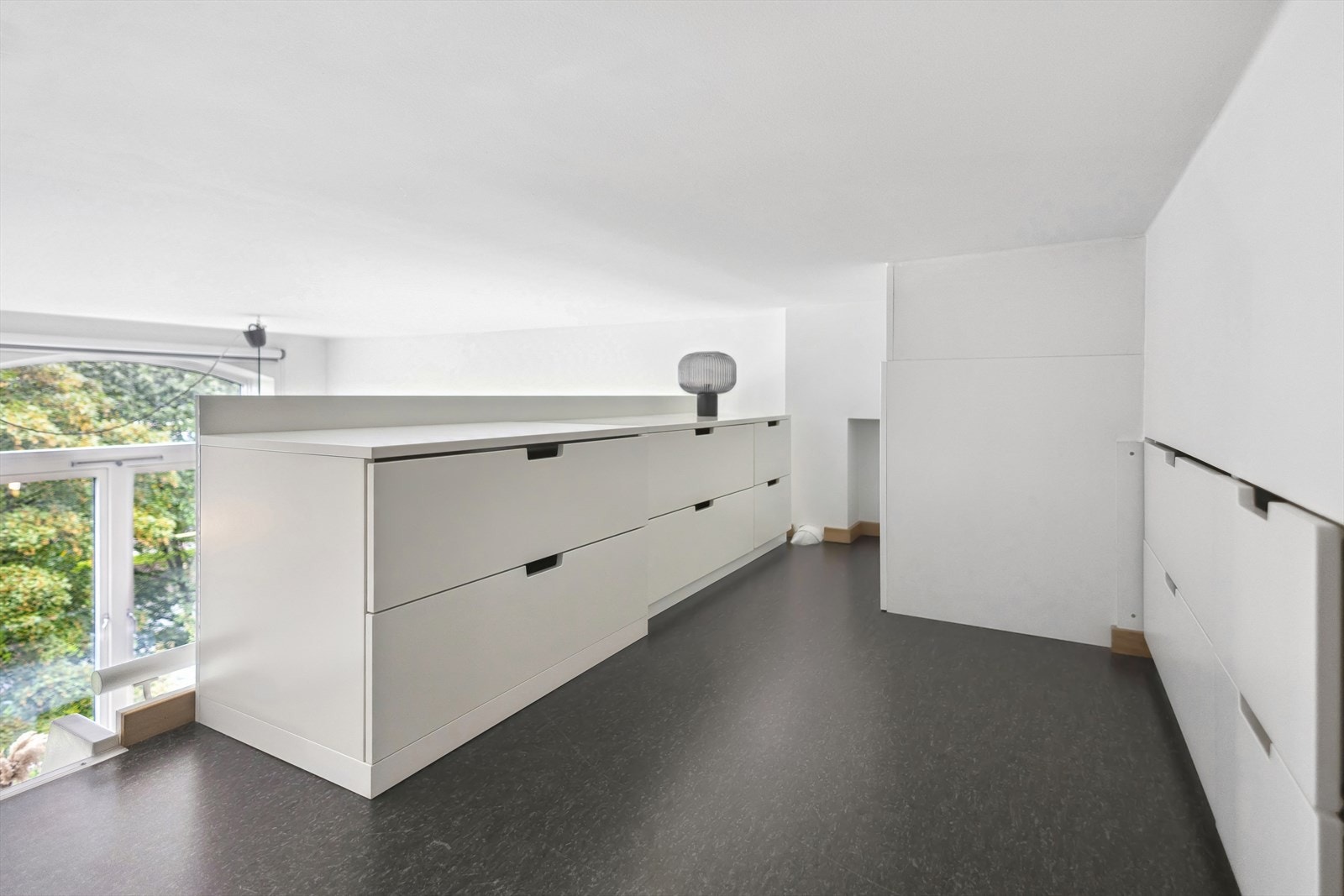 Hemsen er utstyrt med kommoder for oppbevaring av klær. Galleribilde