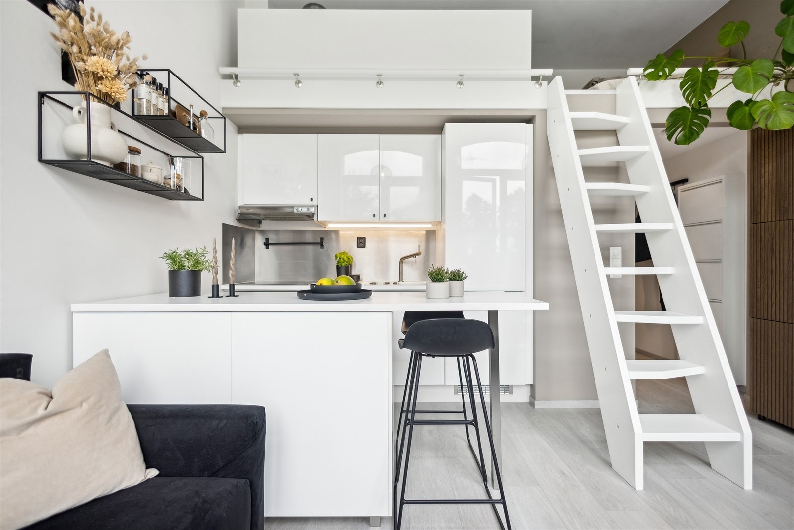 Pent kjøkken i åpen løsning mot stuen. Galleribilde