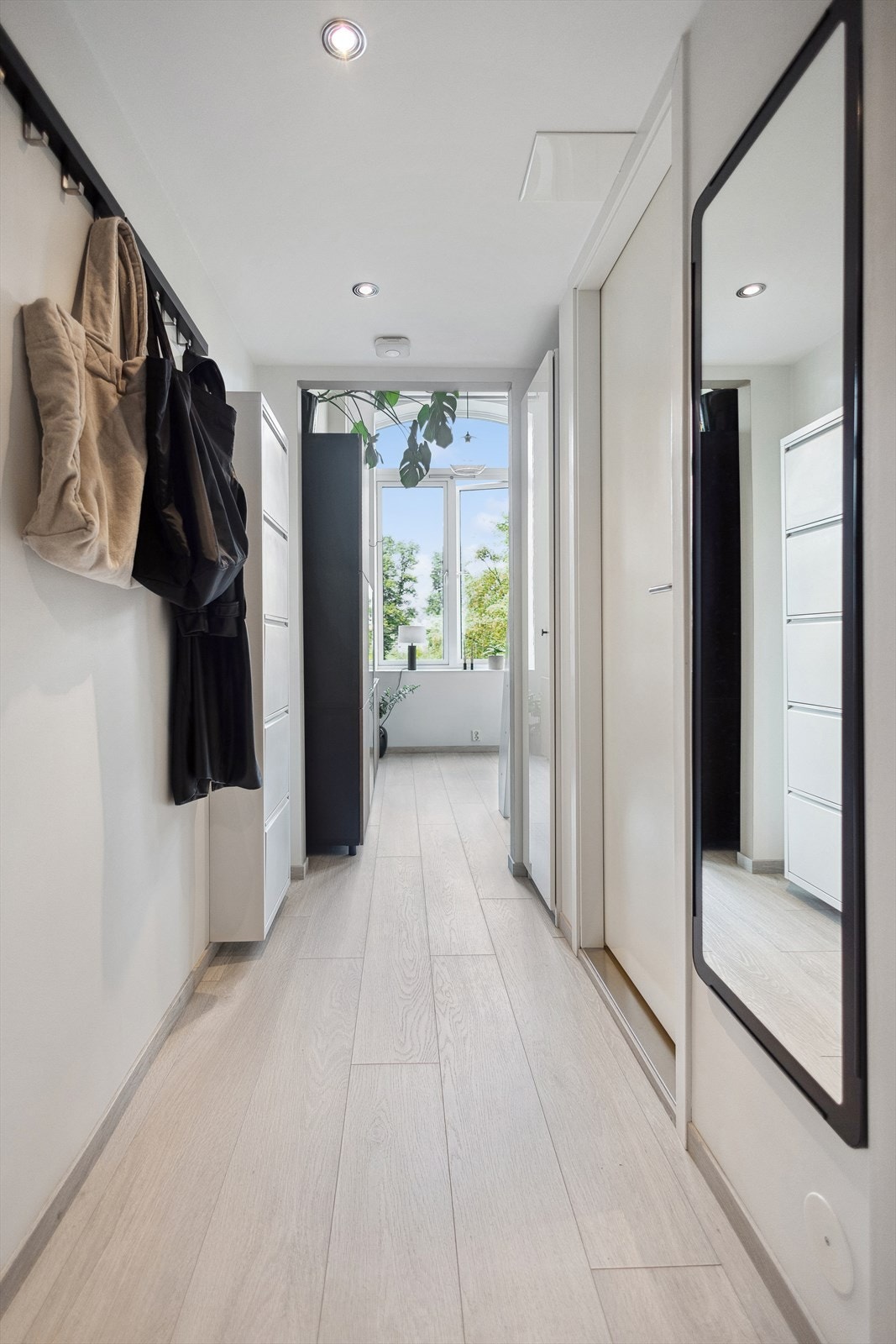 Lys entrè som gir et godt førsteinntrykk av leiligheten. Entrèen har skoskap og knaggrekke med plass til sko og yttertøy. Galleribilde