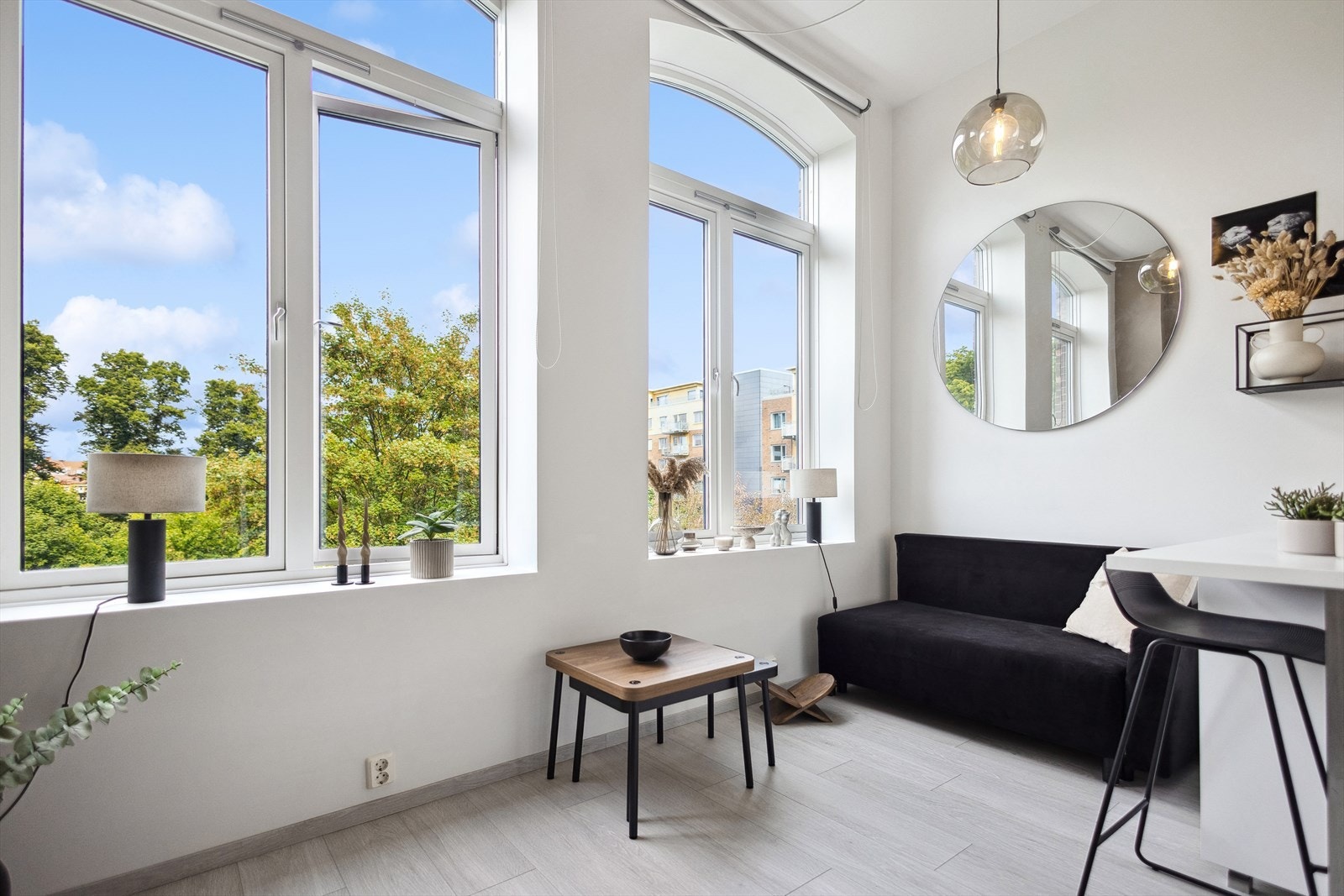 Her er det store vindusflater som gir gode lysforhold. Nye vinduer i 2021. Galleribilde