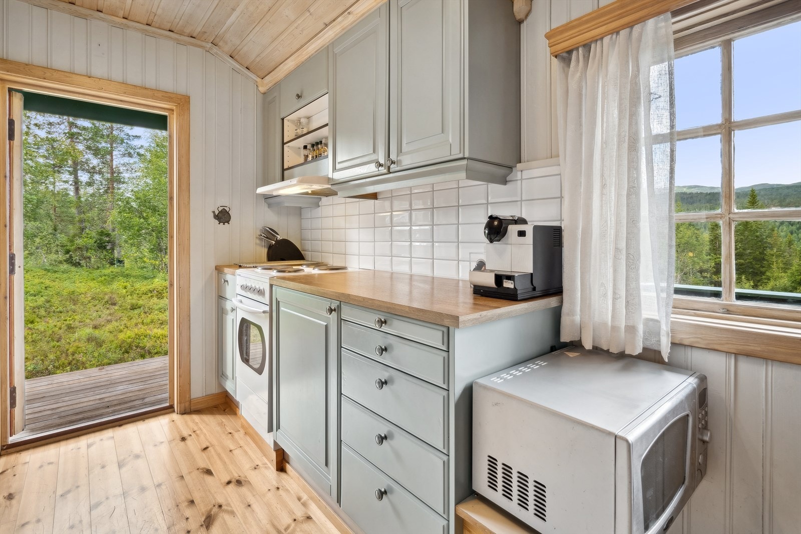 Kjøkkenet har egen ytterdør rett til skogen Galleribilde