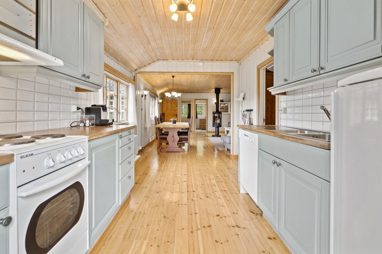 Kjøkken i praktisk avstand til spisebord Galleribilde